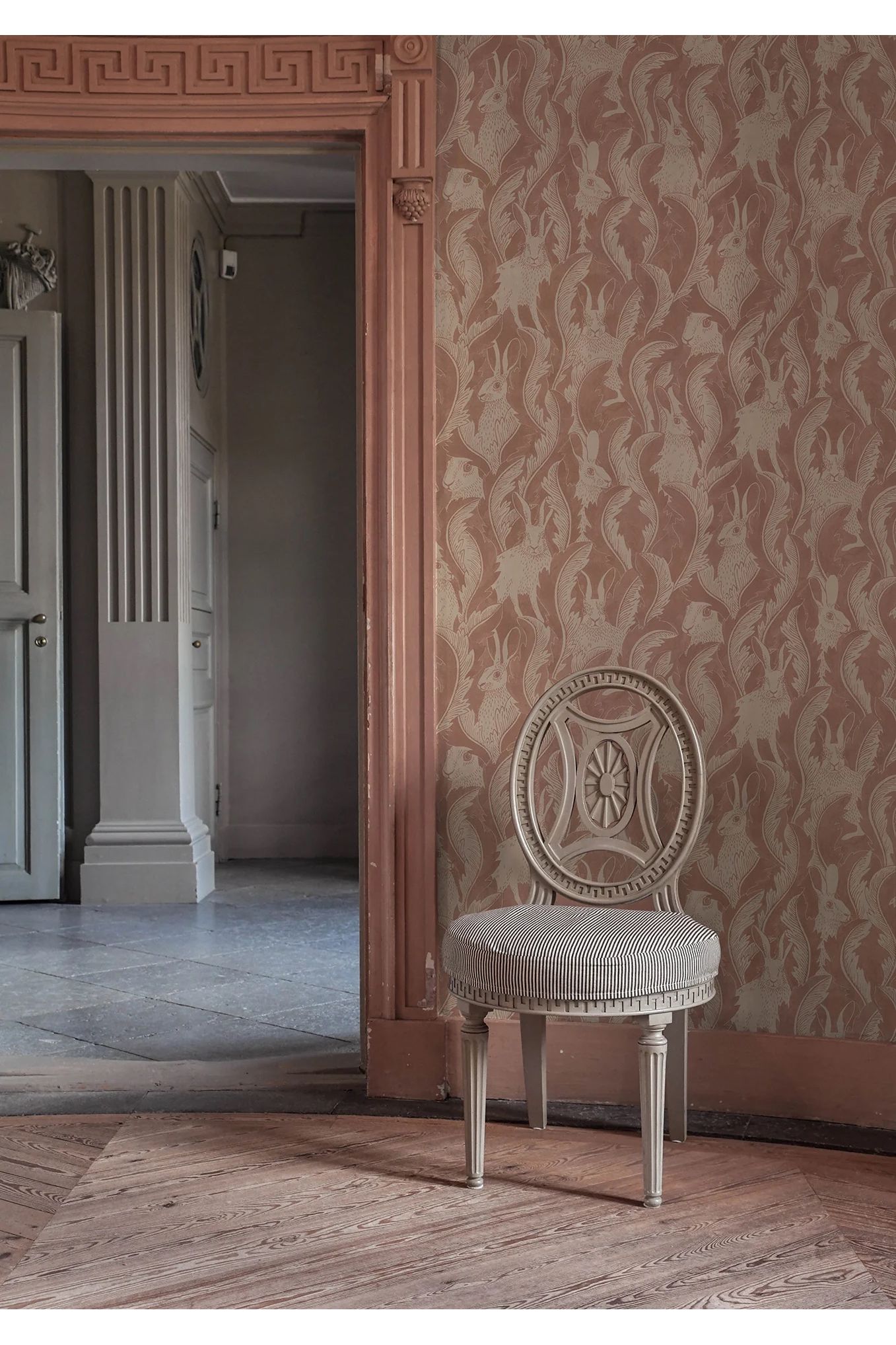 Wallpaper Hares In Hiding - Dusty Pink van Långelid / von Brömssen | Kids Conceptstore Le Fanfare