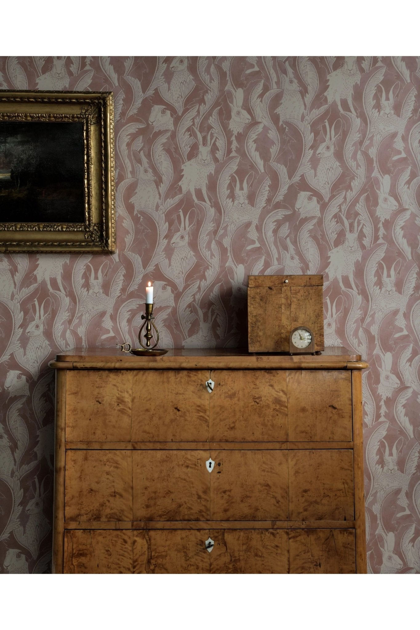 Wallpaper Hares In Hiding - Dusty Pink van Långelid / von Brömssen | Kids Conceptstore Le Fanfare