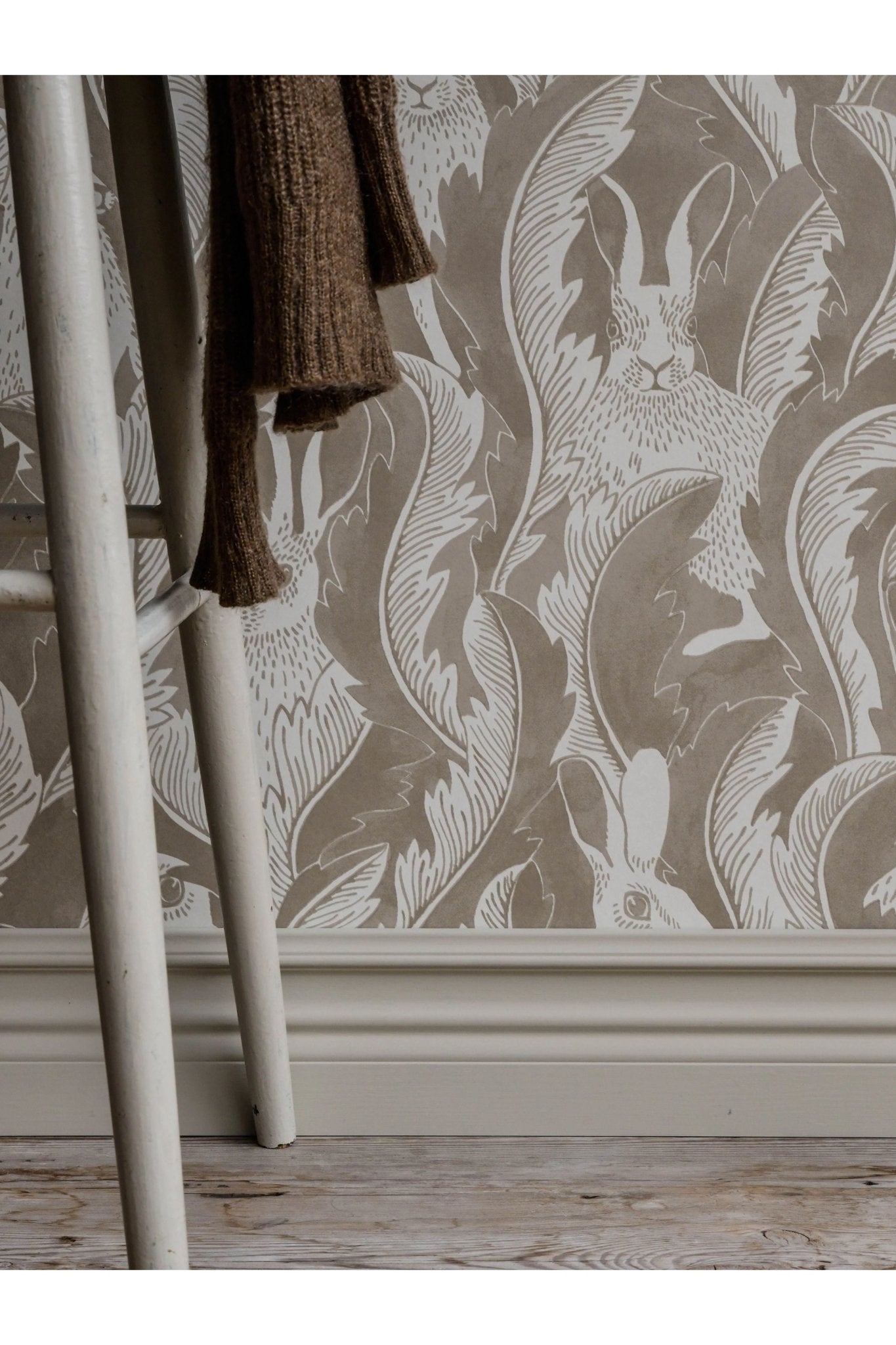 Wallpaper Hares In Hiding - Taupe van Långelid / von Brömssen | Kids Conceptstore Le Fanfare