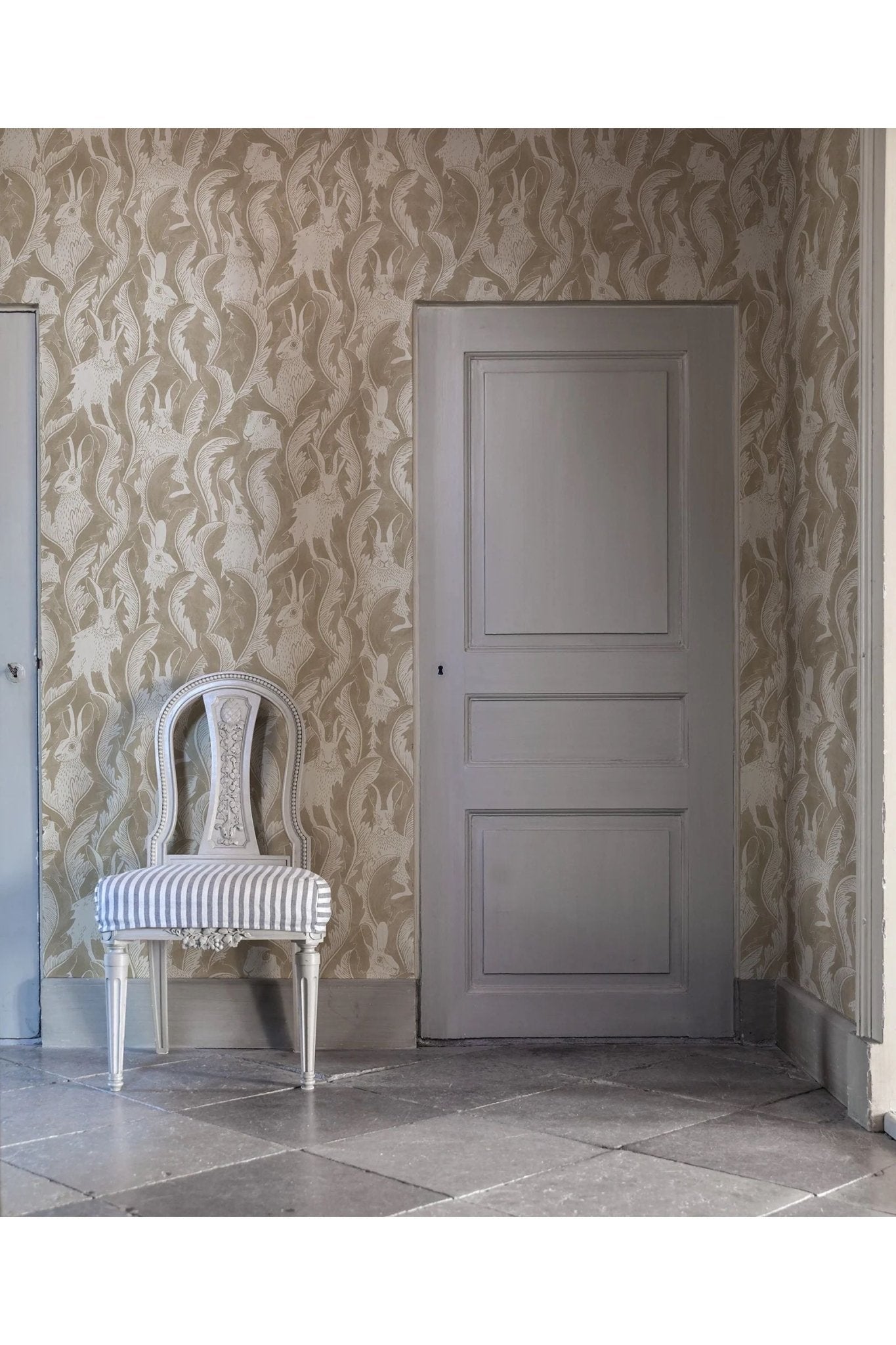 Wallpaper Hares In Hiding - Taupe van Långelid / von Brömssen | Kids Conceptstore Le Fanfare