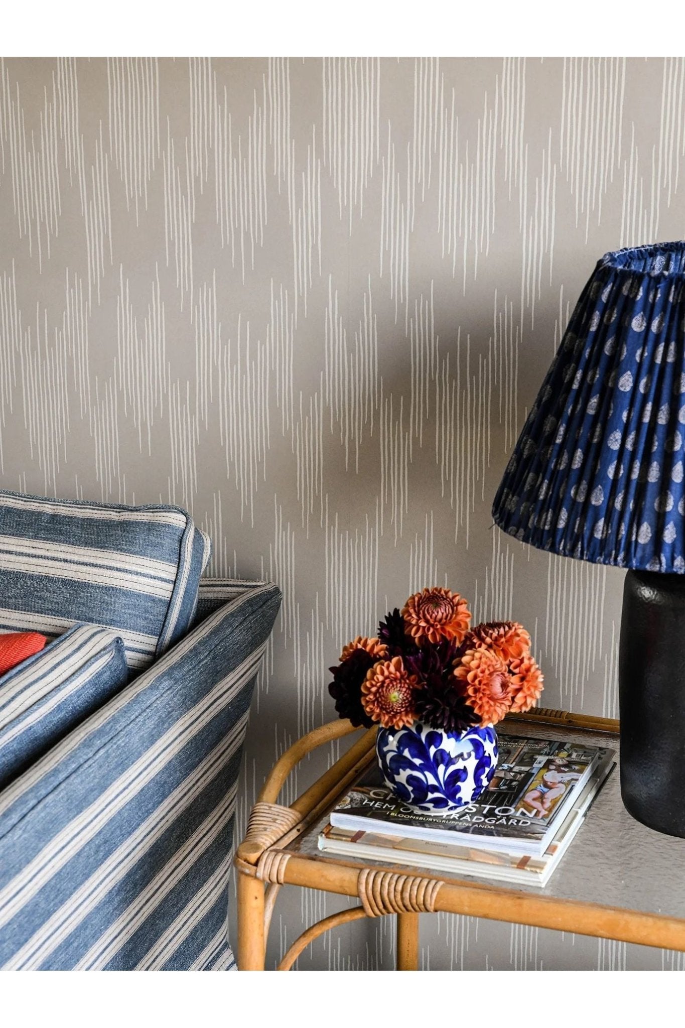 Wallpaper Ikat - Linen van Långelid / von Brömssen | Kids Conceptstore Le Fanfare