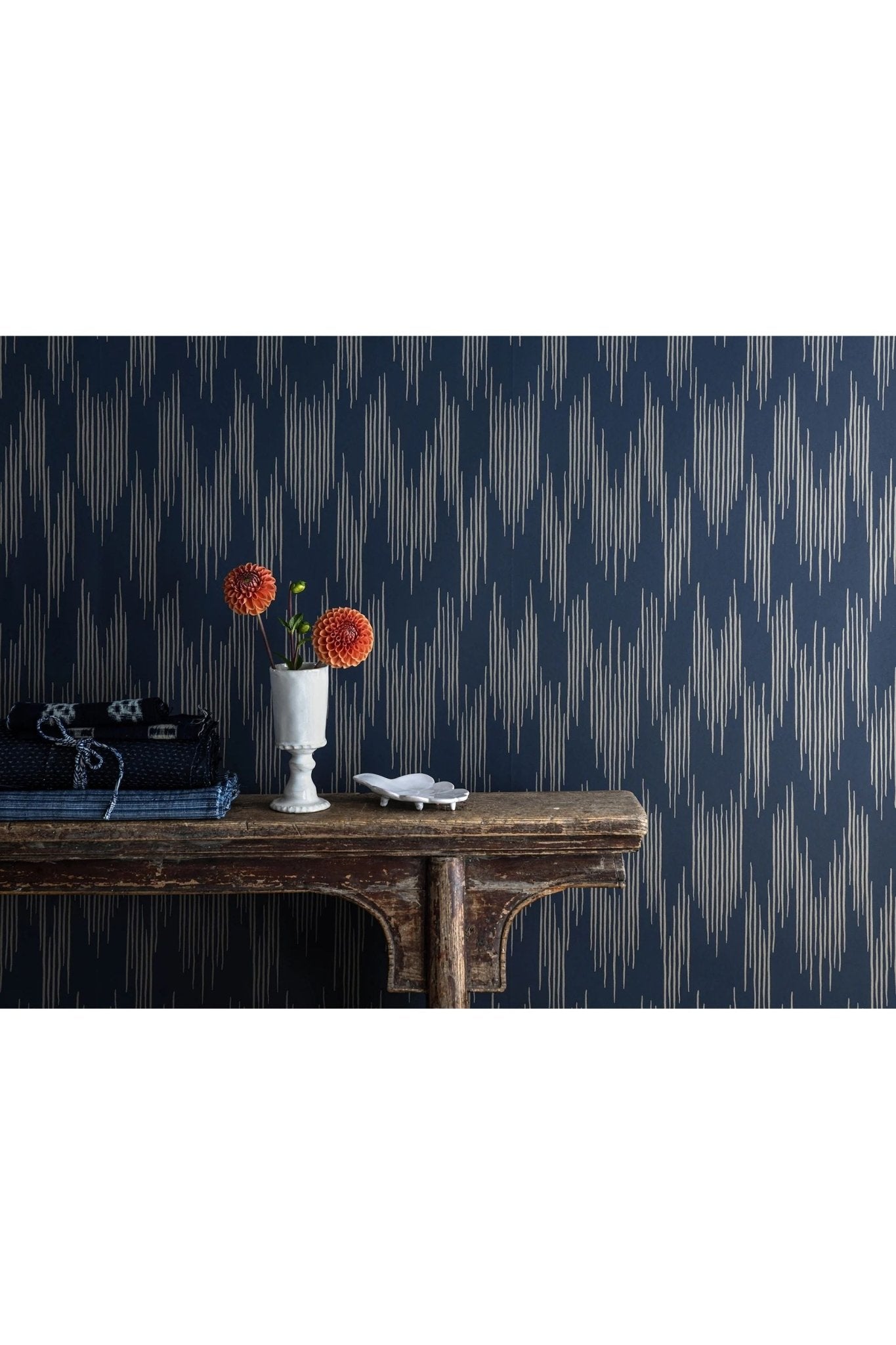 Wallpaper Ikat - Midnight Blue van Långelid / von Brömssen | Kids Conceptstore Le Fanfare