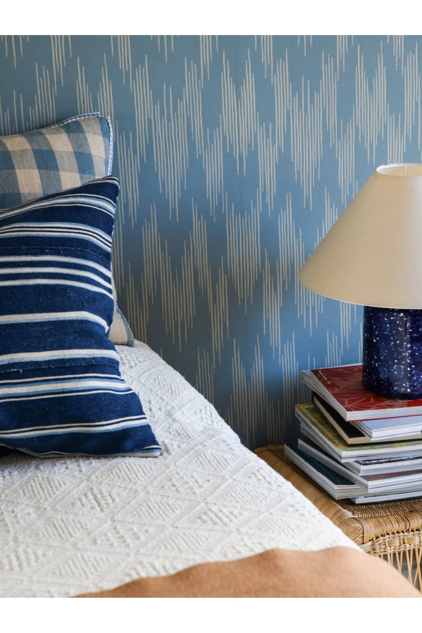Wallpaper Ikat - Smokey Blue van Långelid / von Brömssen | Kids Conceptstore Le Fanfare