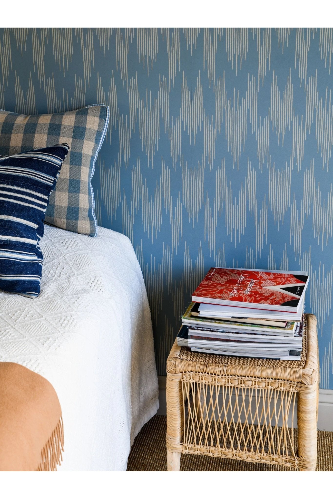 Wallpaper Ikat - Smokey Blue van Långelid / von Brömssen | Kids Conceptstore Le Fanfare