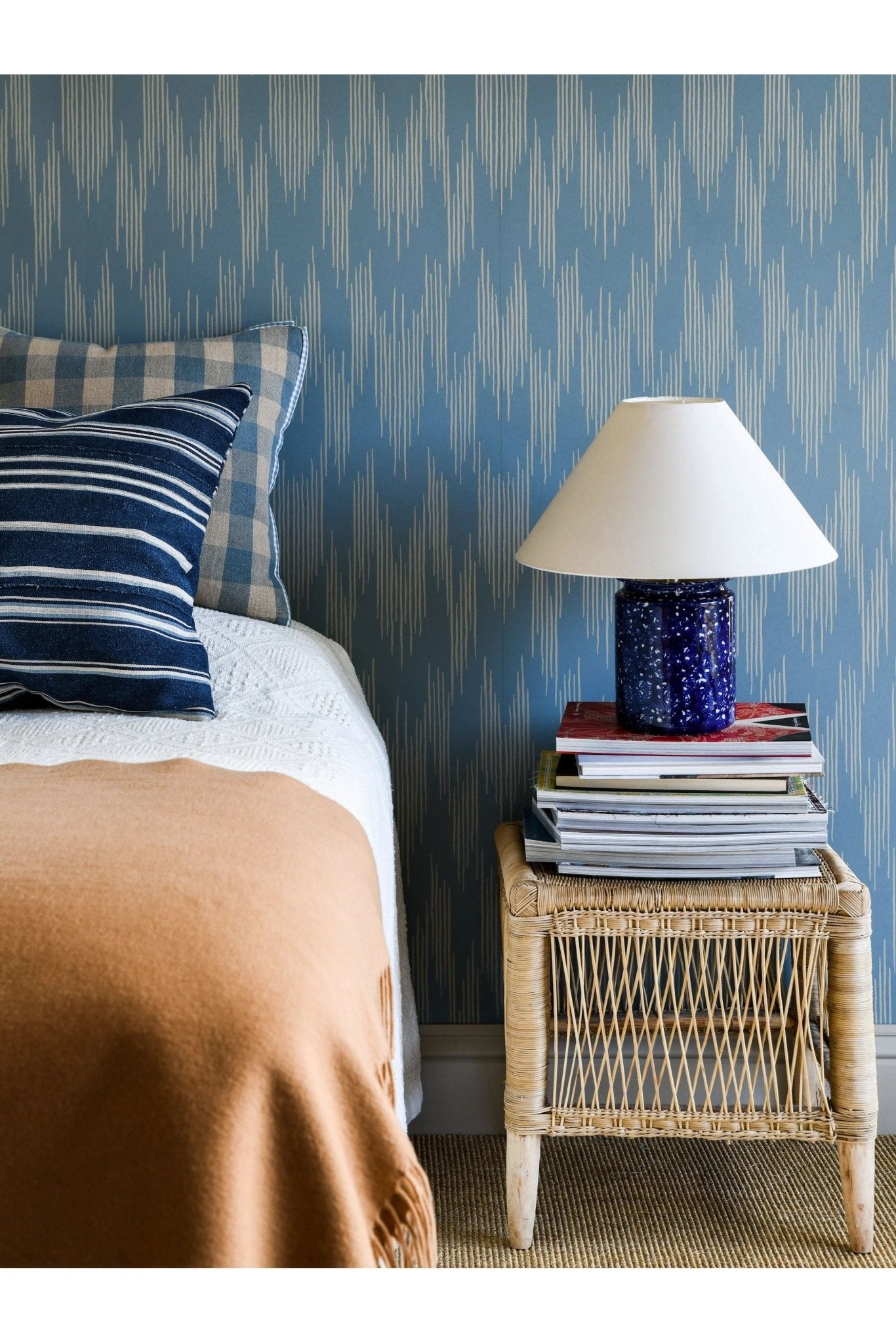 Wallpaper Ikat - Smokey Blue van Långelid / von Brömssen | Kids Conceptstore Le Fanfare