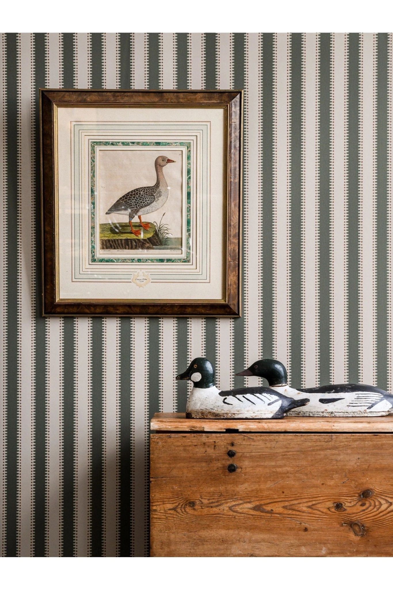 Wallpaper Jagged Stripe - Dusty Olive van Långelid / von Brömssen | Kids Conceptstore Le Fanfare