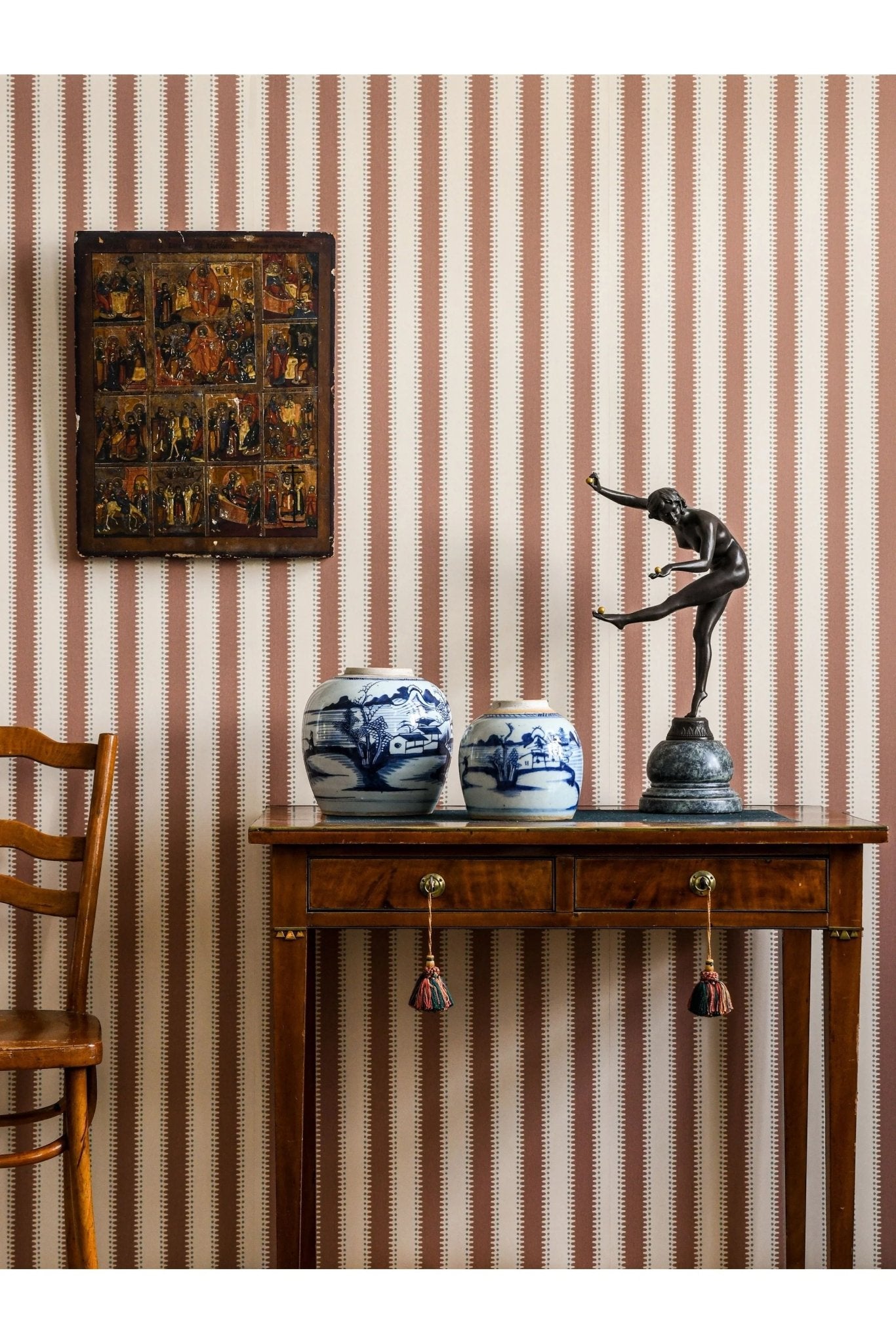 Wallpaper Jagged Stripe - Powder Tan van Långelid / von Brömssen | Kids Conceptstore Le Fanfare