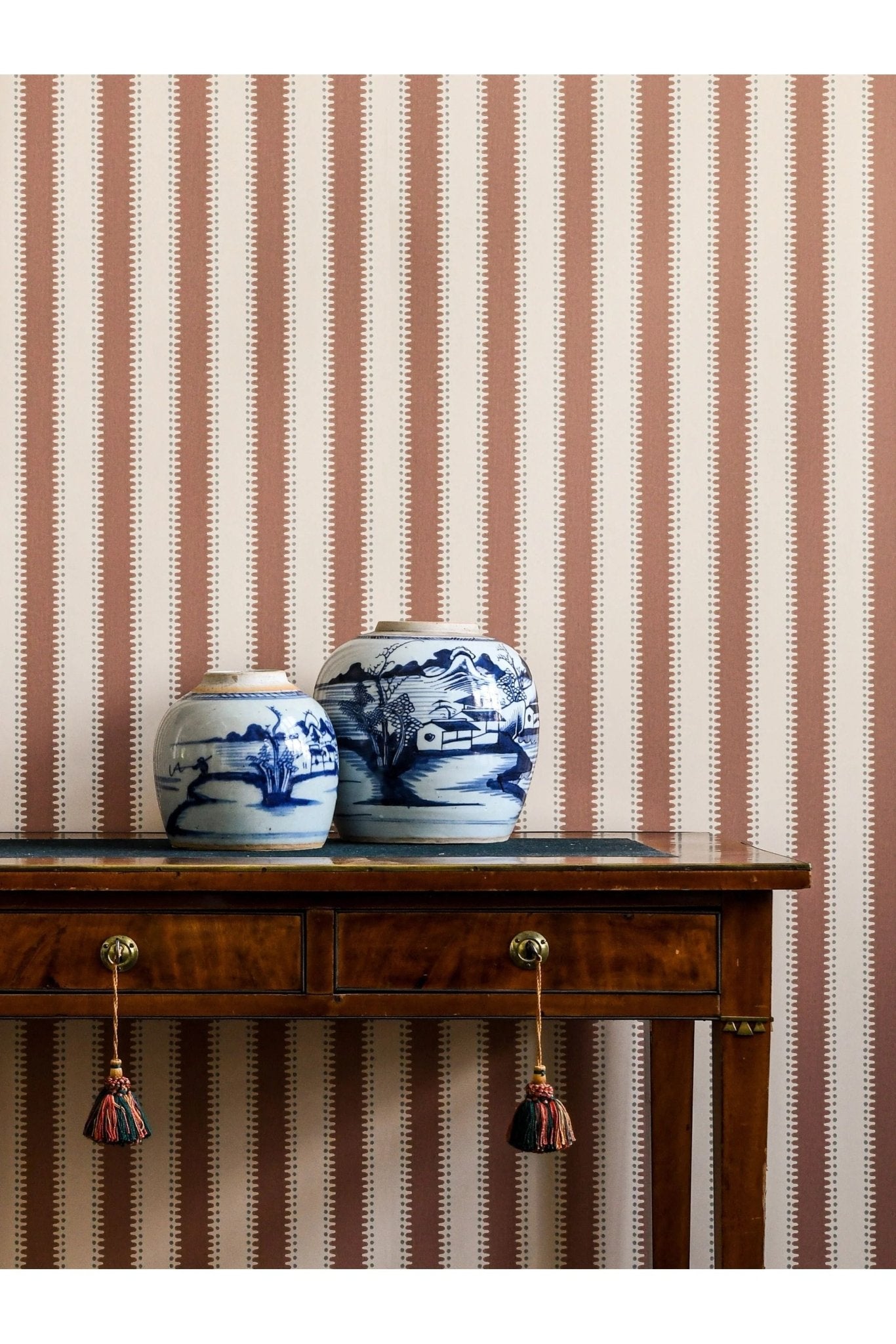 Wallpaper Jagged Stripe - Powder Tan van Långelid / von Brömssen | Kids Conceptstore Le Fanfare