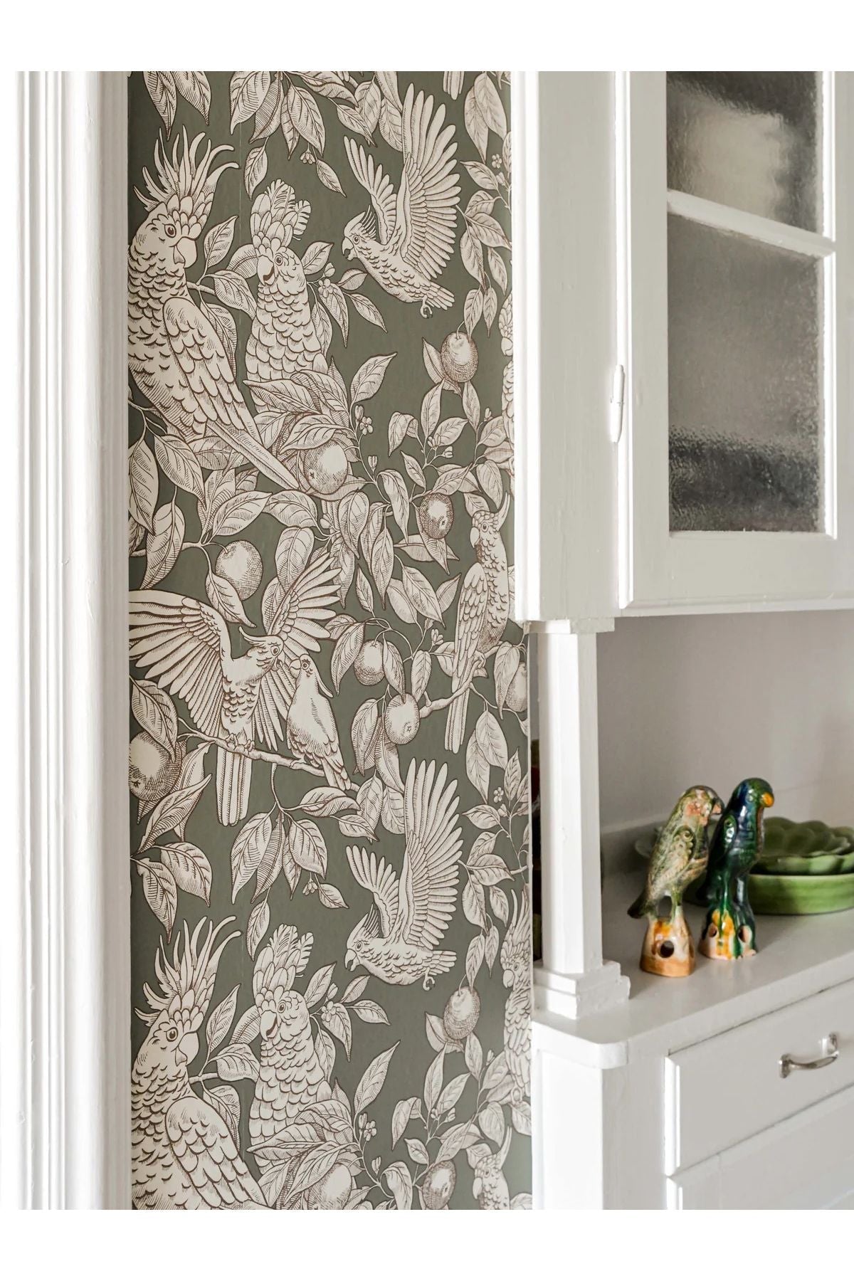 Wallpaper Talk About Cockatoos - Sage Green van Långelid / von Brömssen | Kids Conceptstore Le Fanfare