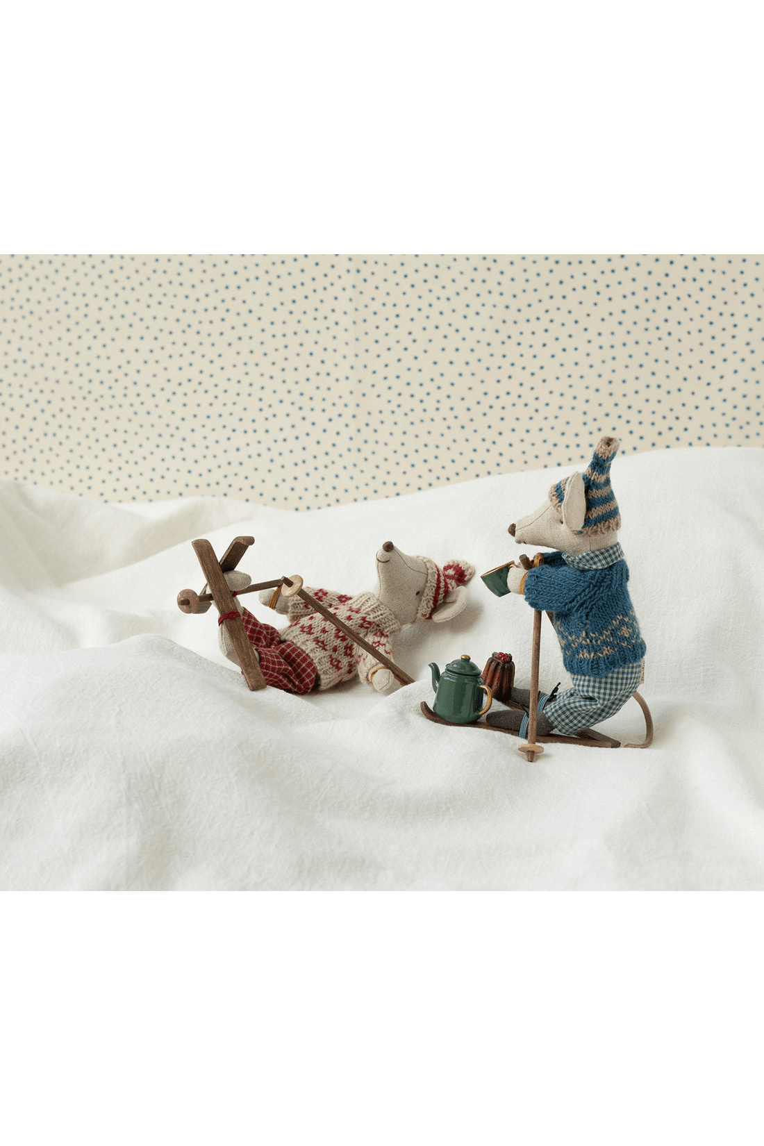 Winter Mouse With Ski Set, Mum - Red van Maileg | Kids Conceptstore Le Fanfare