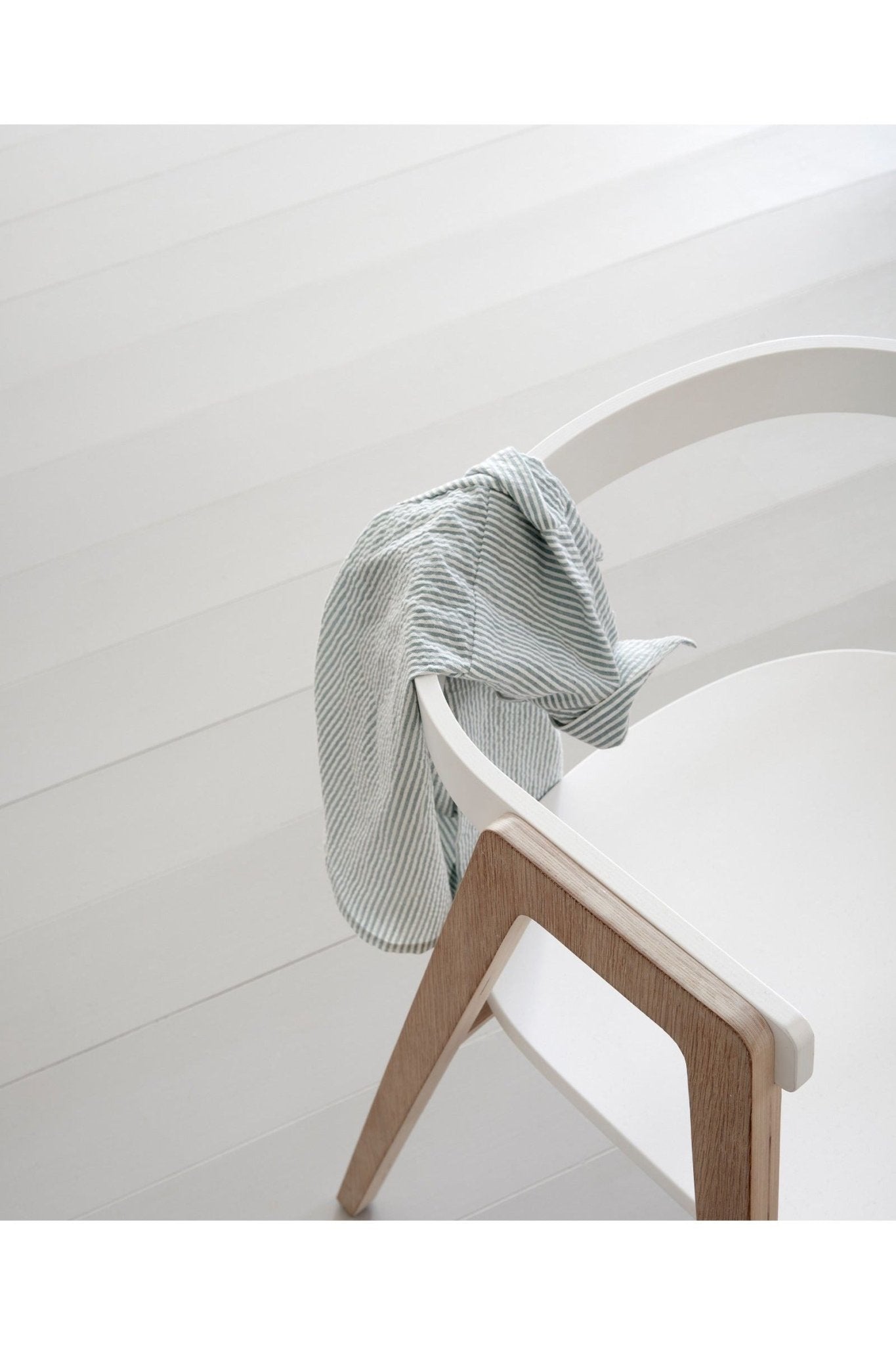Wood Armchair, adjustable, white/oak van Oliver Furniture | Kids Conceptstore Le Fanfare
