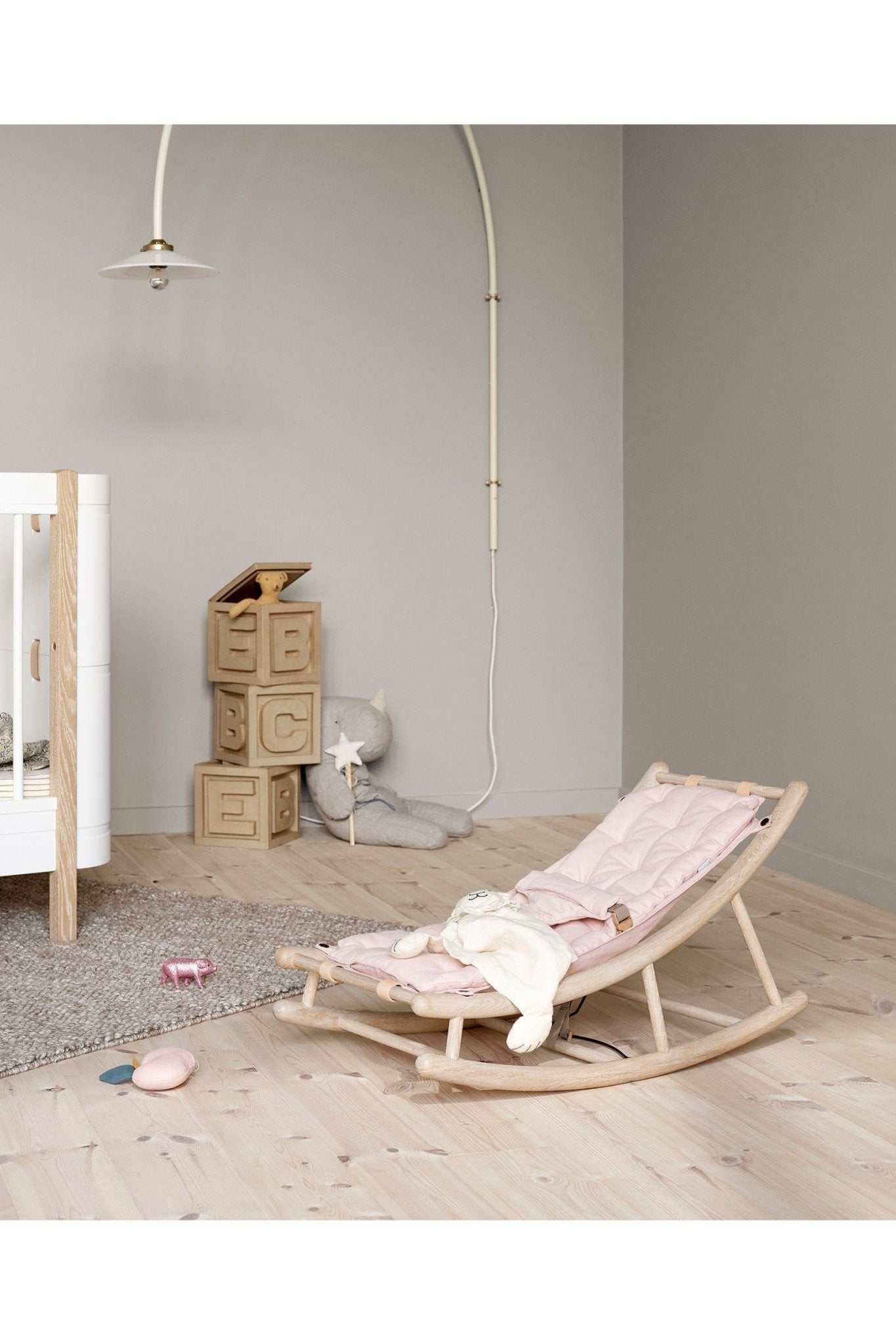 Wood Baby & toddler rocker, oak/rose van Oliver Furniture | Kids Conceptstore Le Fanfare
