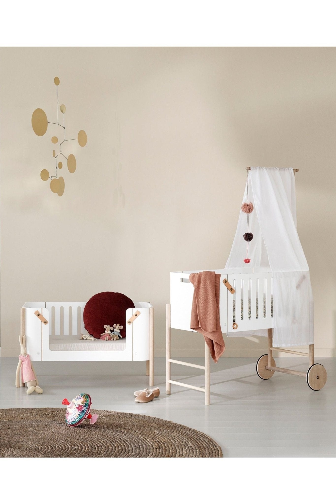 Wood Co-sleeper bed canopy, white van Oliver Furniture | Kids Conceptstore Le Fanfare
