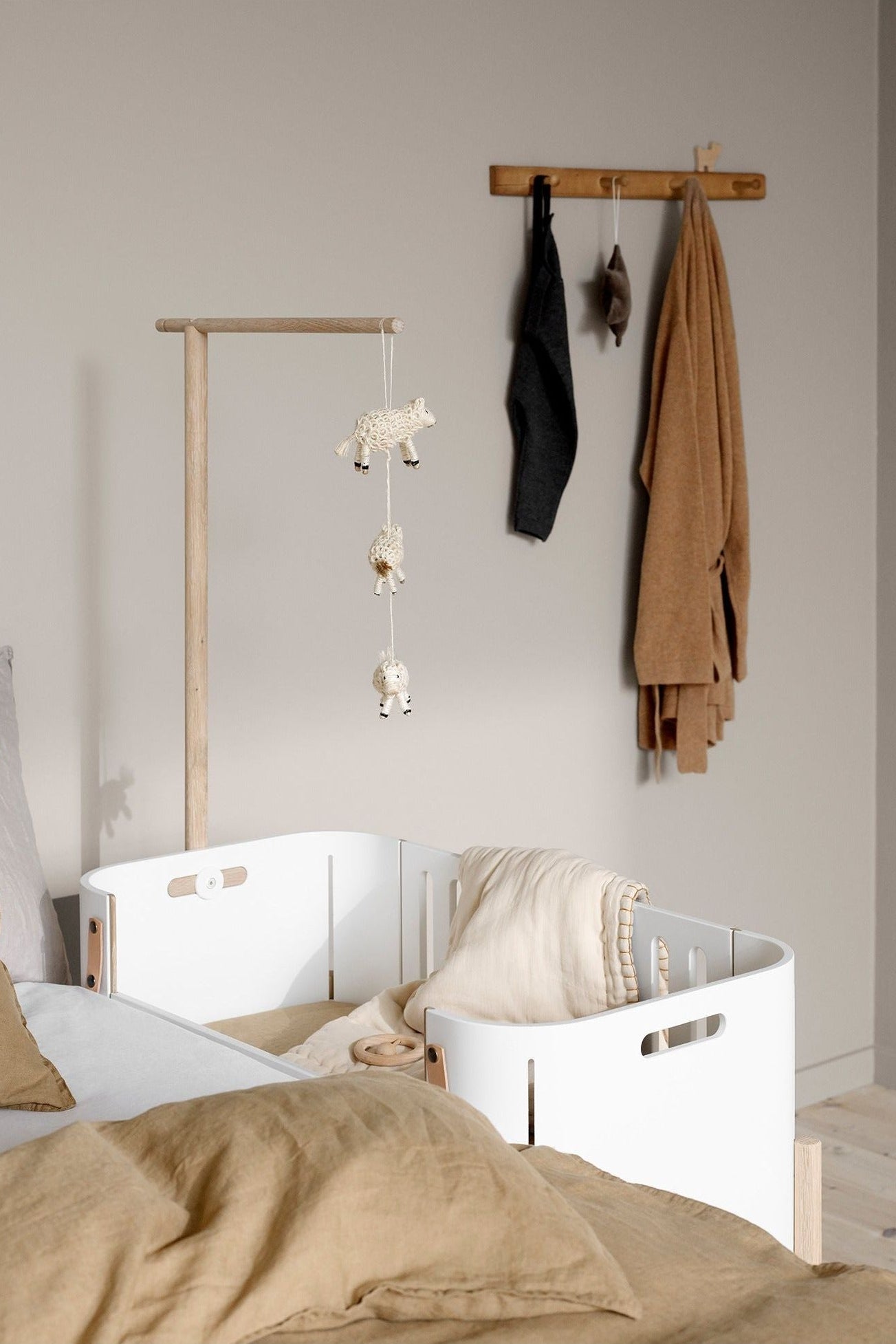 Wood Co-sleeper incl. bench conversion, 42x82 cm, white/oak van Oliver Furniture | Kids Conceptstore Le Fanfare