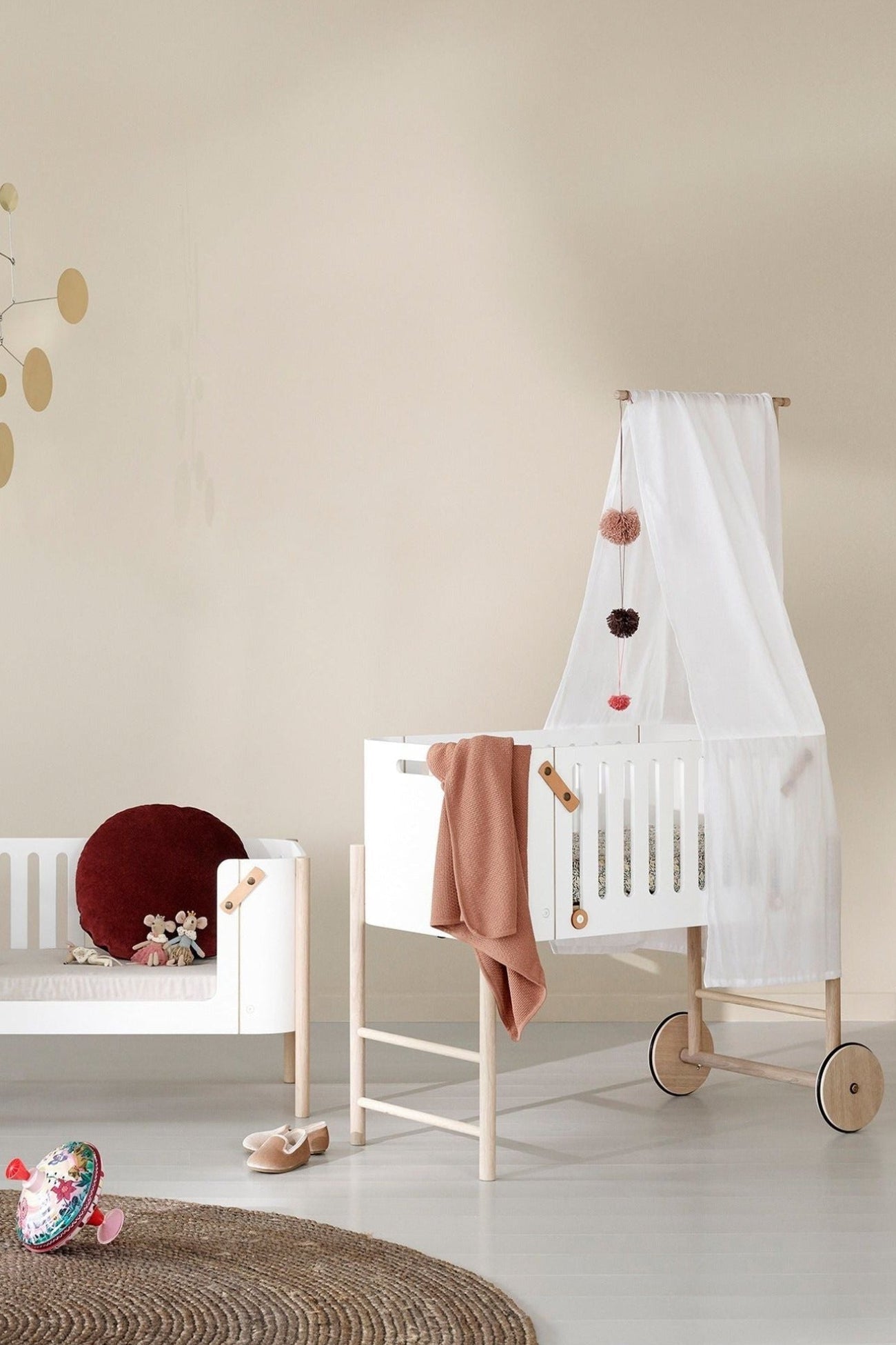 Wood Co-sleeper incl. bench conversion, 42x82 cm, white/oak van Oliver Furniture | Kids Conceptstore Le Fanfare
