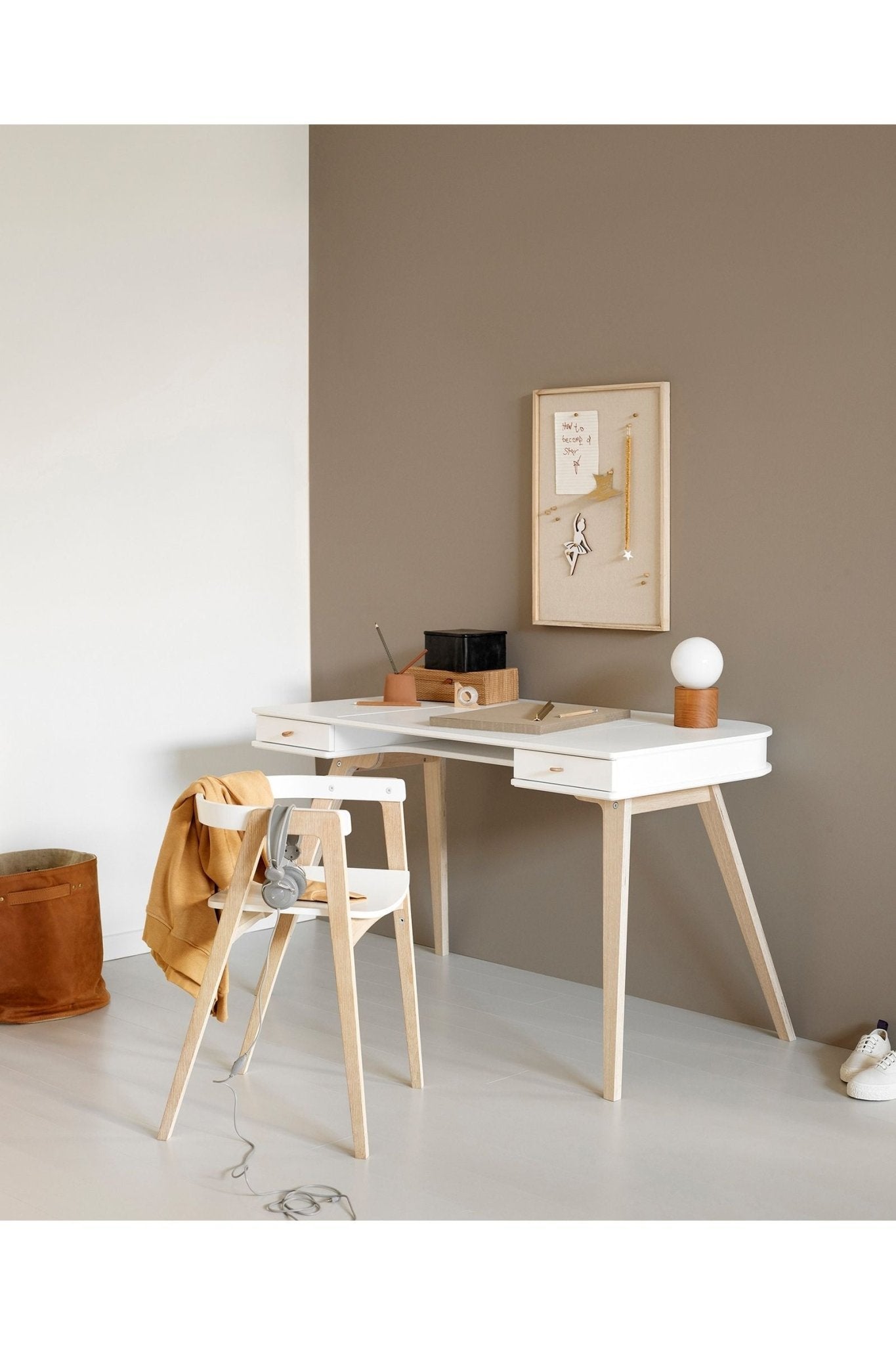 Wood desk 72,6 cm & armchair set, white/oak van Oliver Furniture | Kids Conceptstore Le Fanfare
