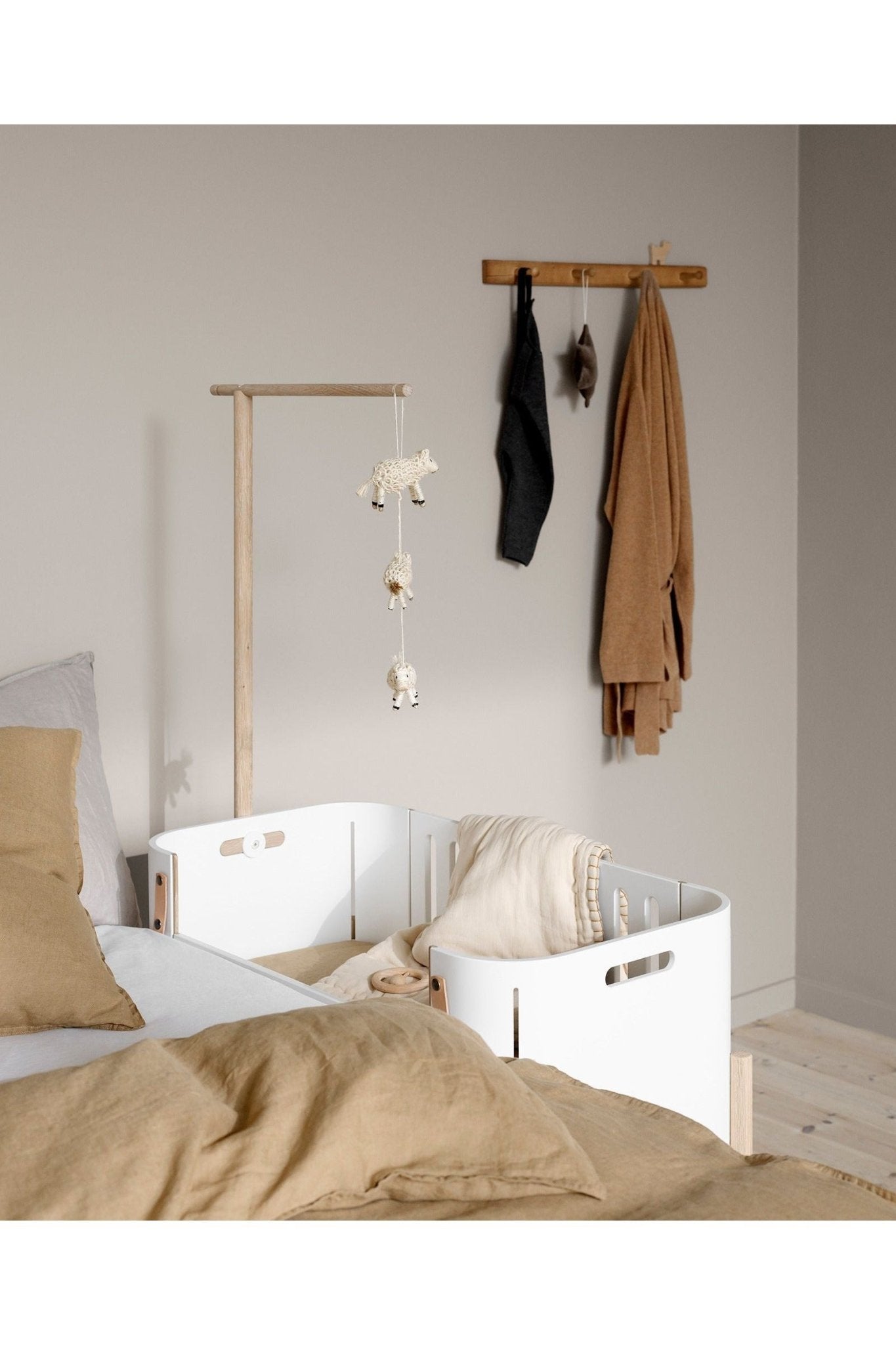 Wood Holder for co-sleeper bed canopy & mobile, oak van Oliver Furniture | Kids Conceptstore Le Fanfare