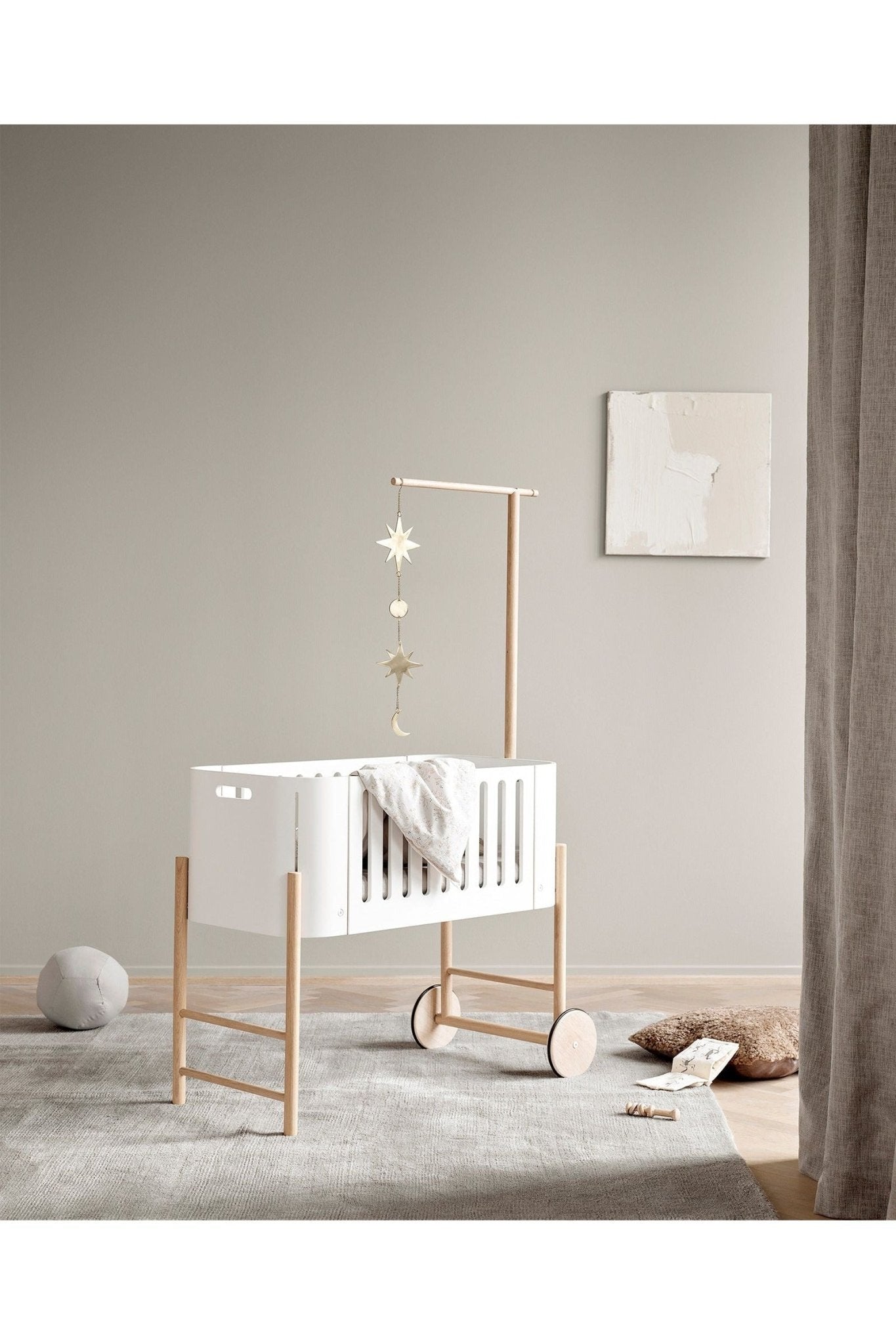 Wood Holder for co-sleeper bed canopy & mobile, oak van Oliver Furniture | Kids Conceptstore Le Fanfare