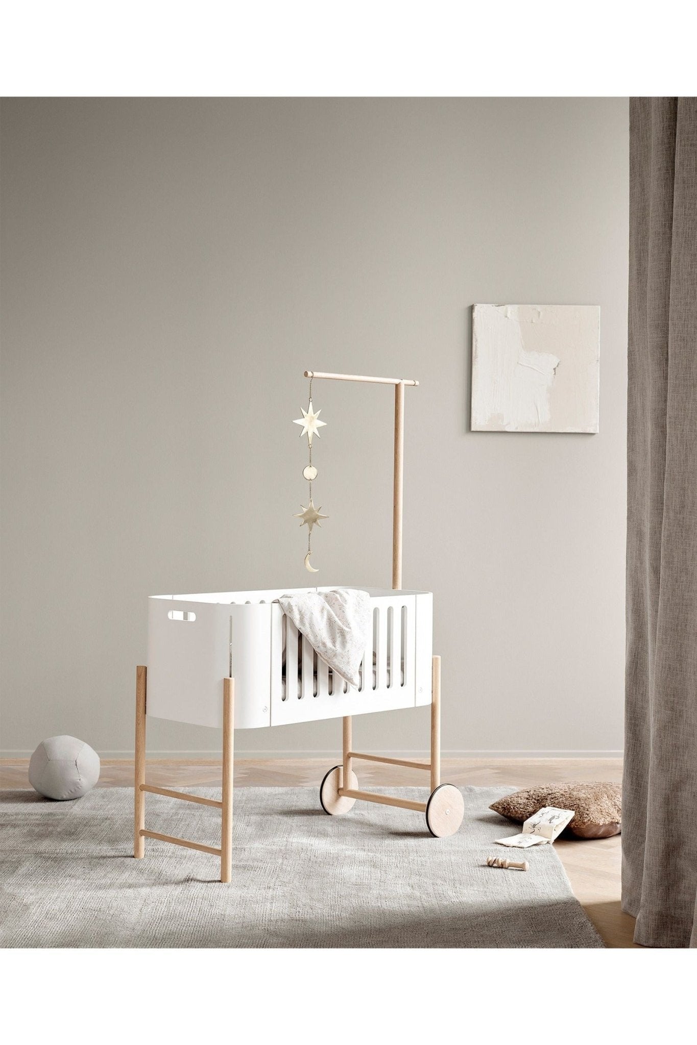 Wood Holder for co-sleeper bed canopy & mobile, oak van Oliver Furniture | Kids Conceptstore Le Fanfare