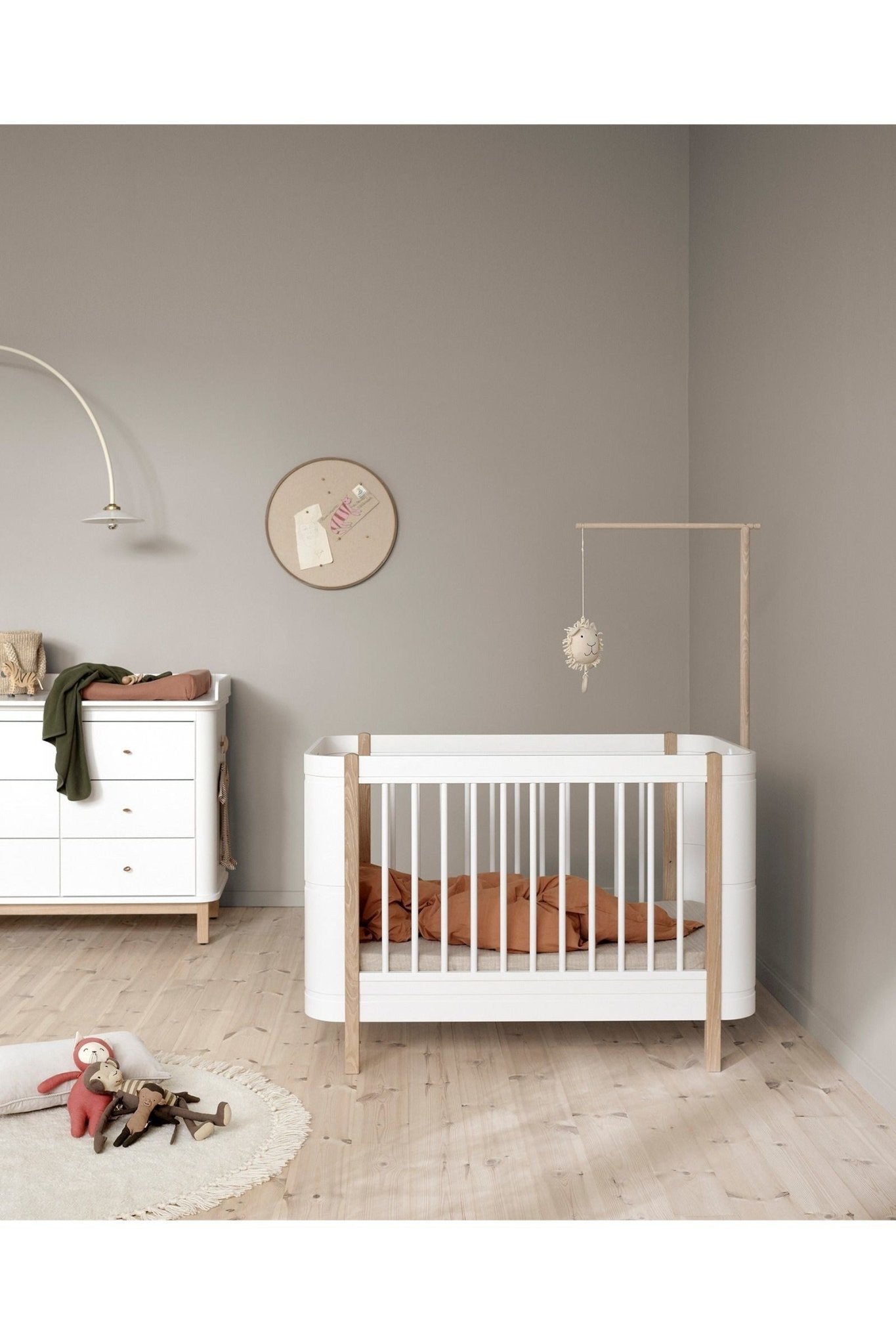 Wood Holder for Mini+ bed canopy & mobile, oak van Oliver Furniture | Kids Conceptstore Le Fanfare