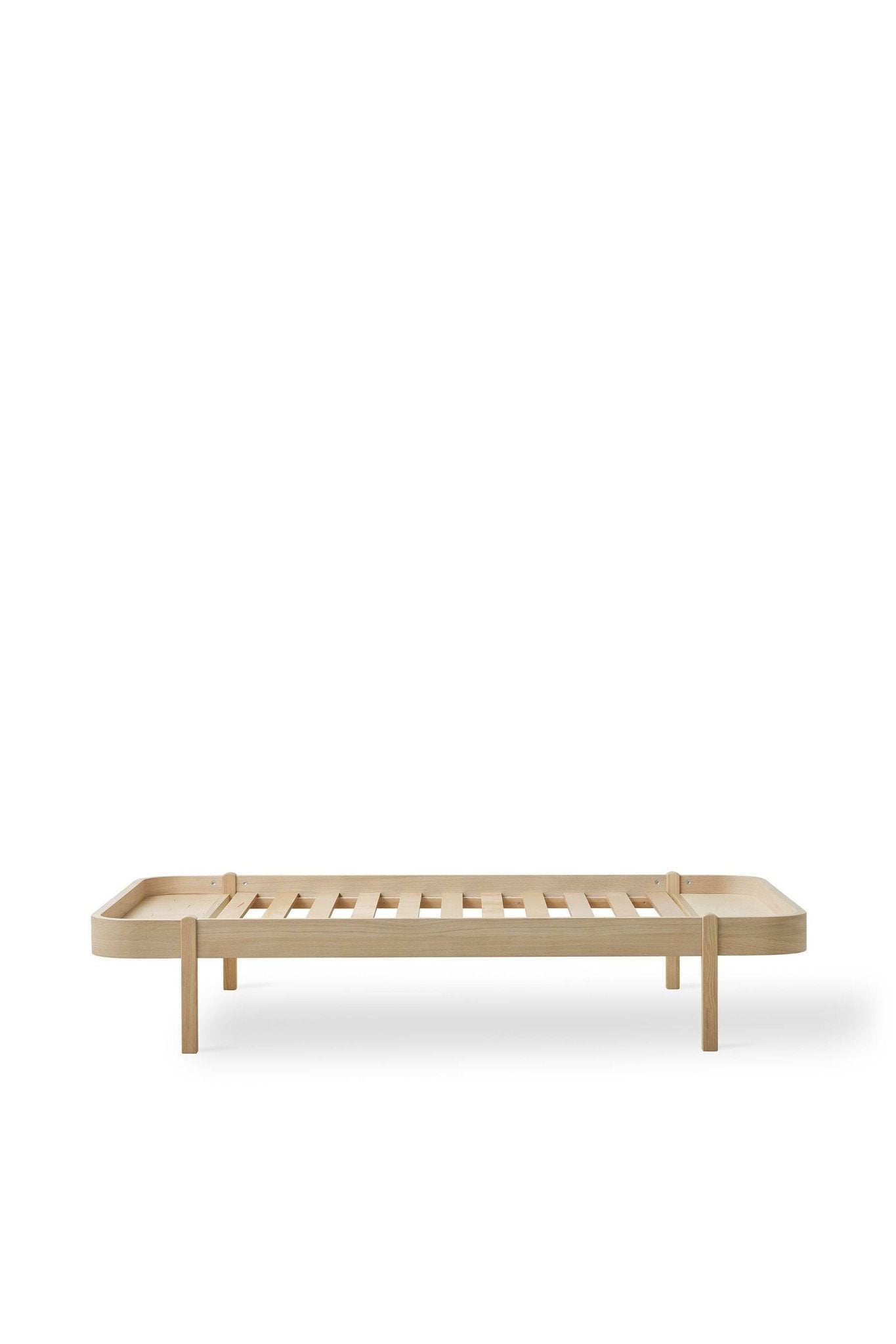 Wood lounger bed, 120x200 cm, oak van Oliver Furniture | Kids Conceptstore Le Fanfare