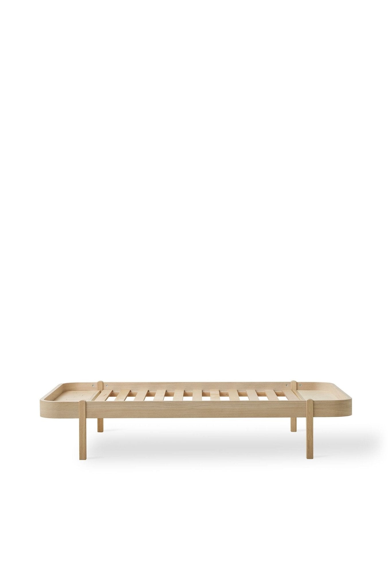 Wood lounger bed, 120x200 cm, oak van Oliver Furniture | Kids Conceptstore Le Fanfare