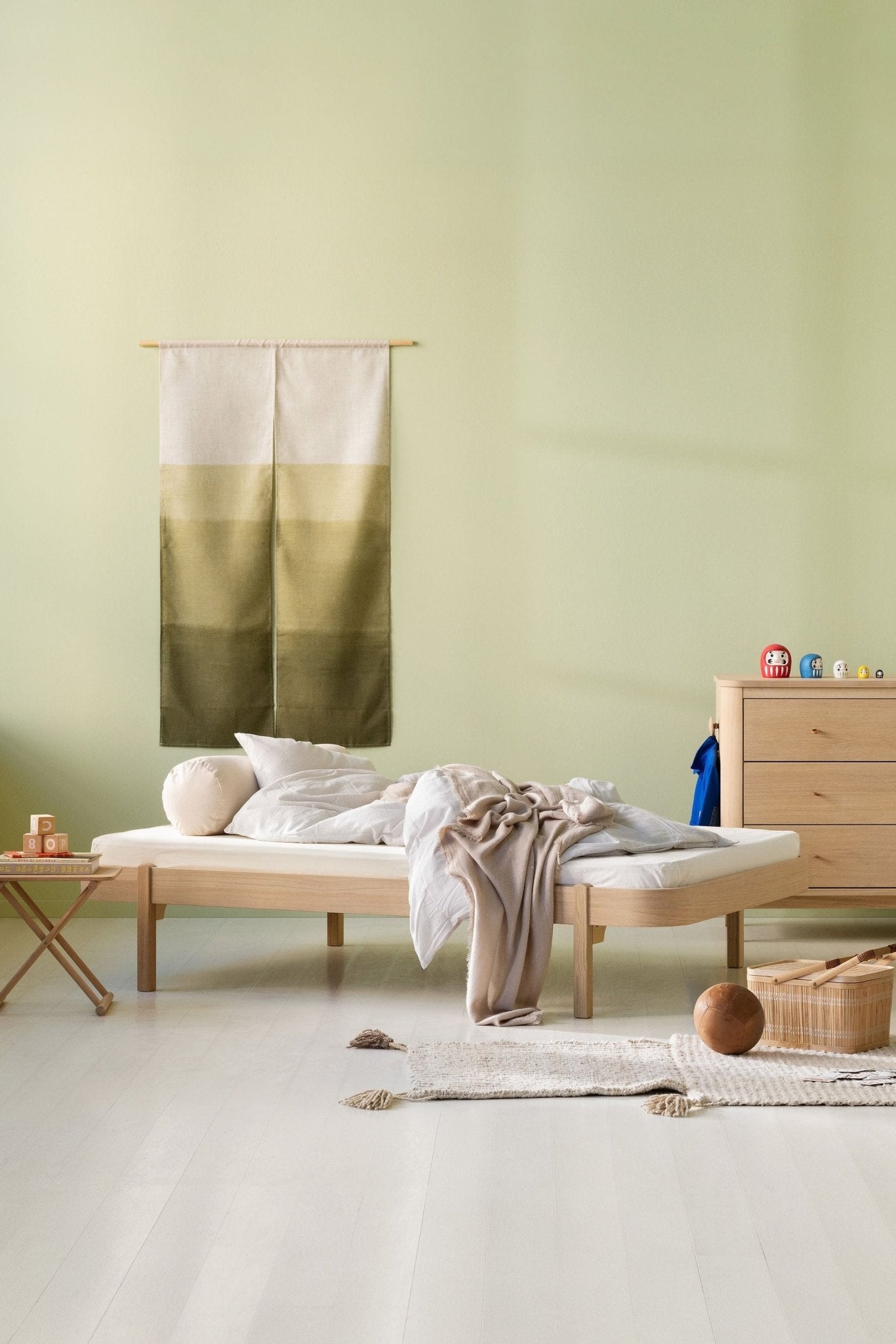 Wood lounger bed, 120x200 cm, oak van Oliver Furniture | Kids Conceptstore Le Fanfare