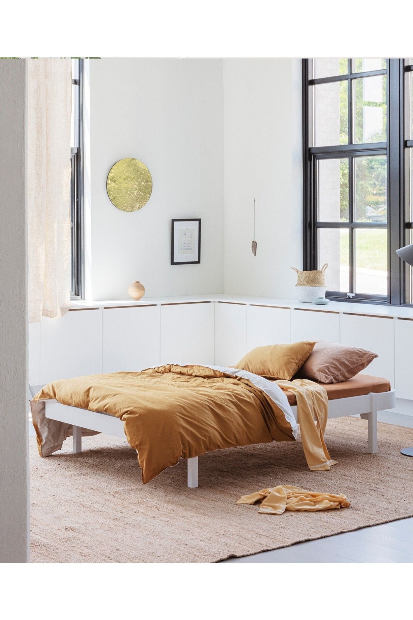 Wood Lounger bed, 120x200 cm, white van Oliver Furniture | Kids Conceptstore Le Fanfare