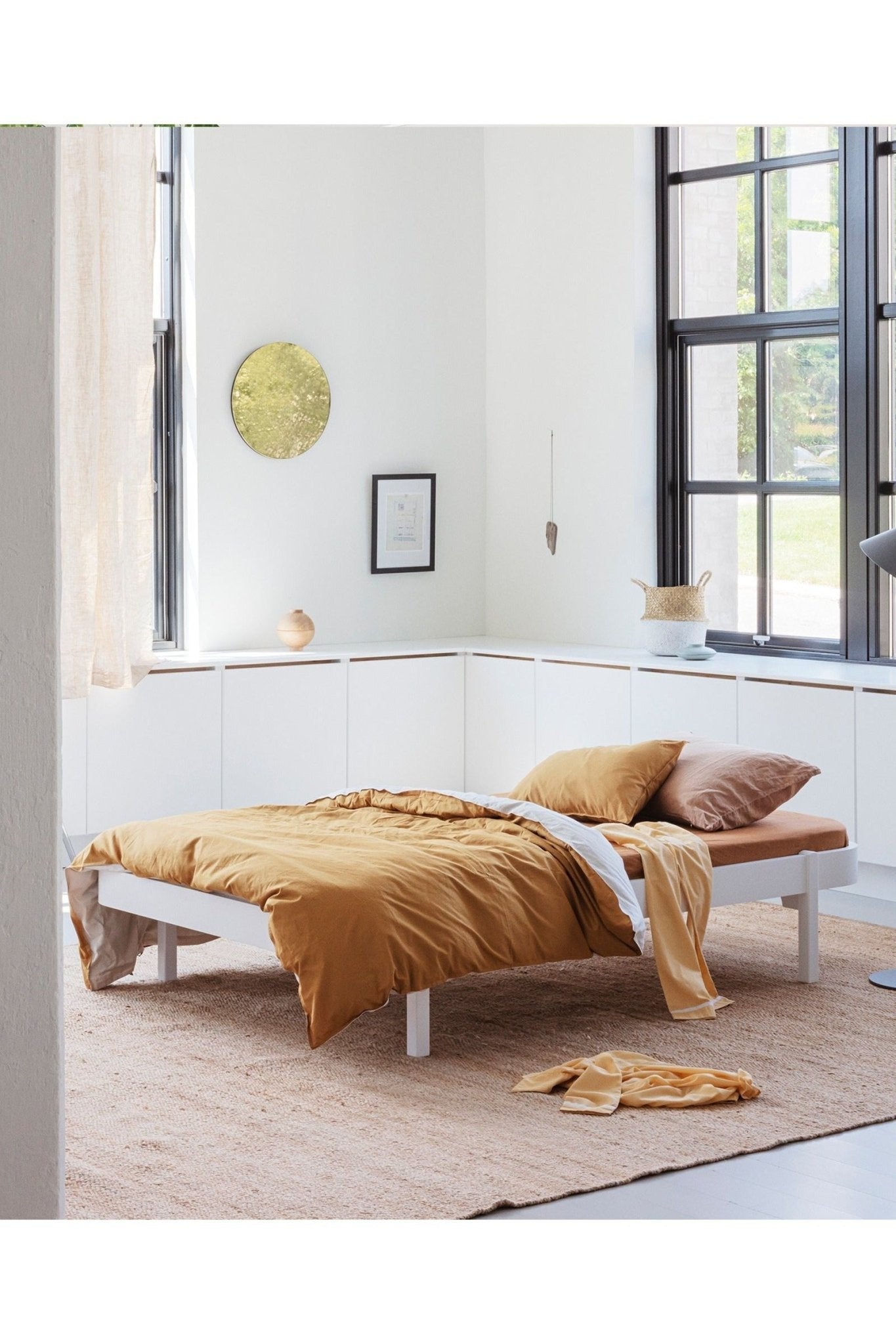 Wood Lounger bed, 120x200 cm, white van Oliver Furniture | Kids Conceptstore Le Fanfare