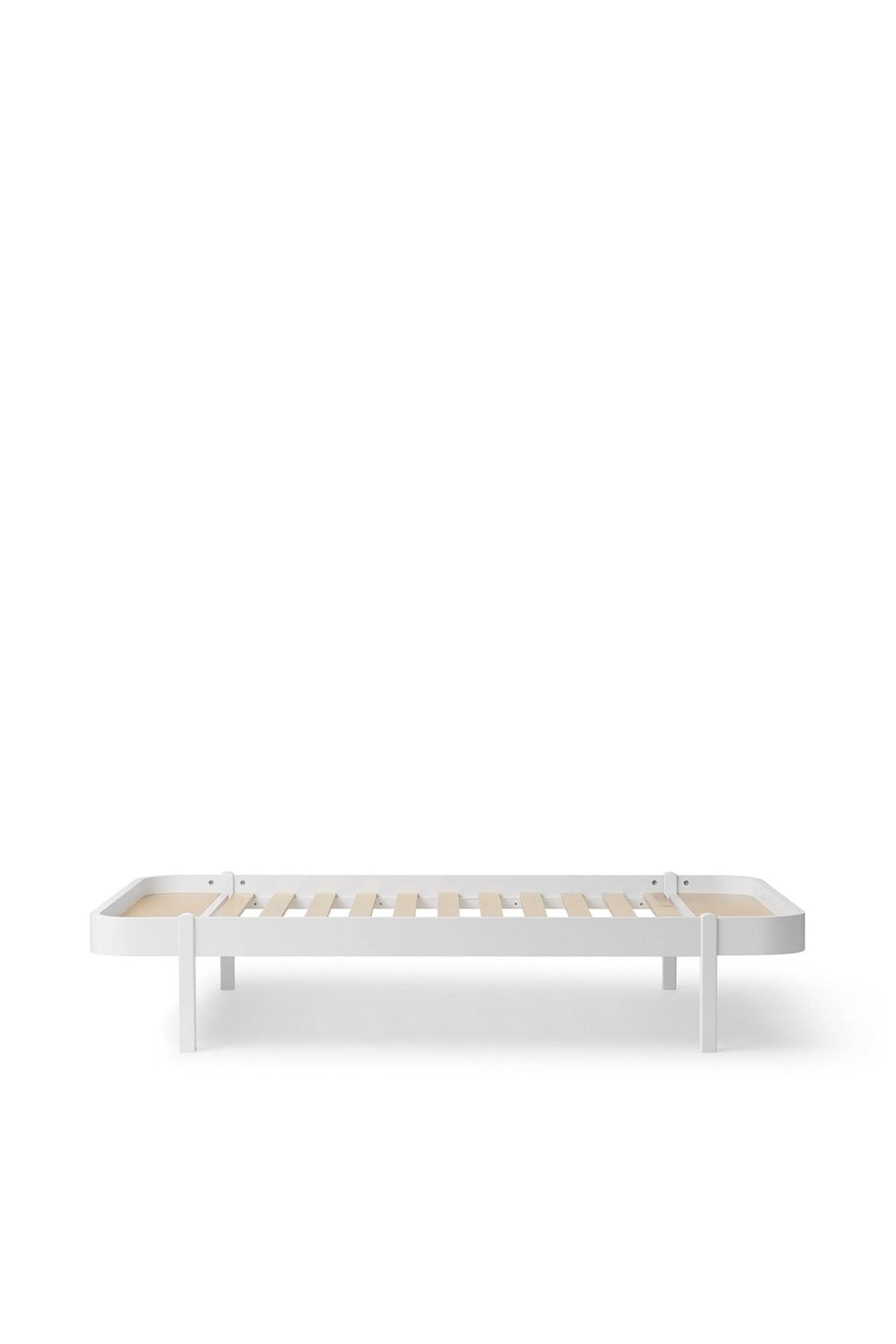 Wood Lounger bed, 120x200 cm, white van Oliver Furniture | Kids Conceptstore Le Fanfare