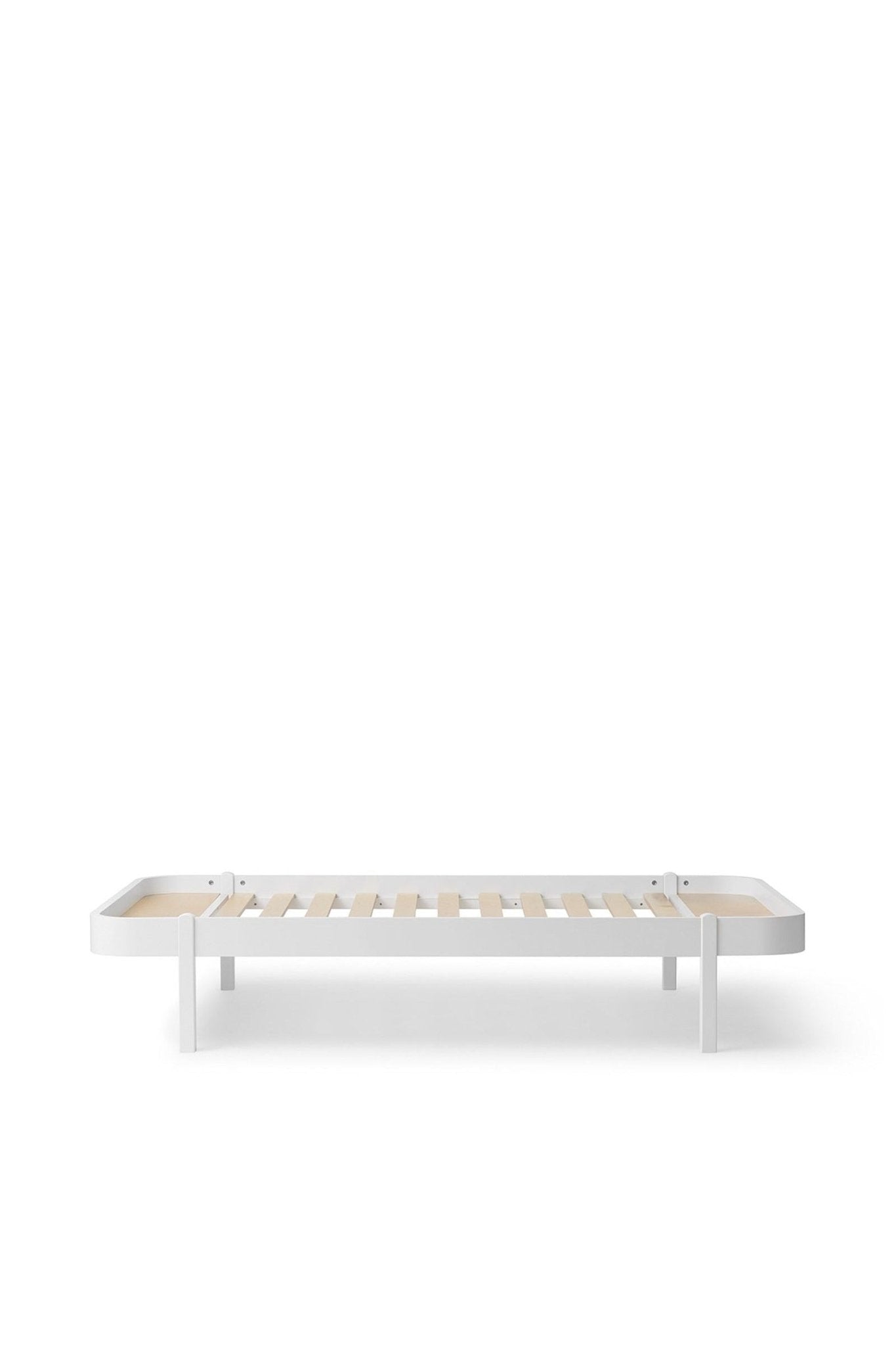 Wood Lounger bed, 120x200 cm, white van Oliver Furniture | Kids Conceptstore Le Fanfare