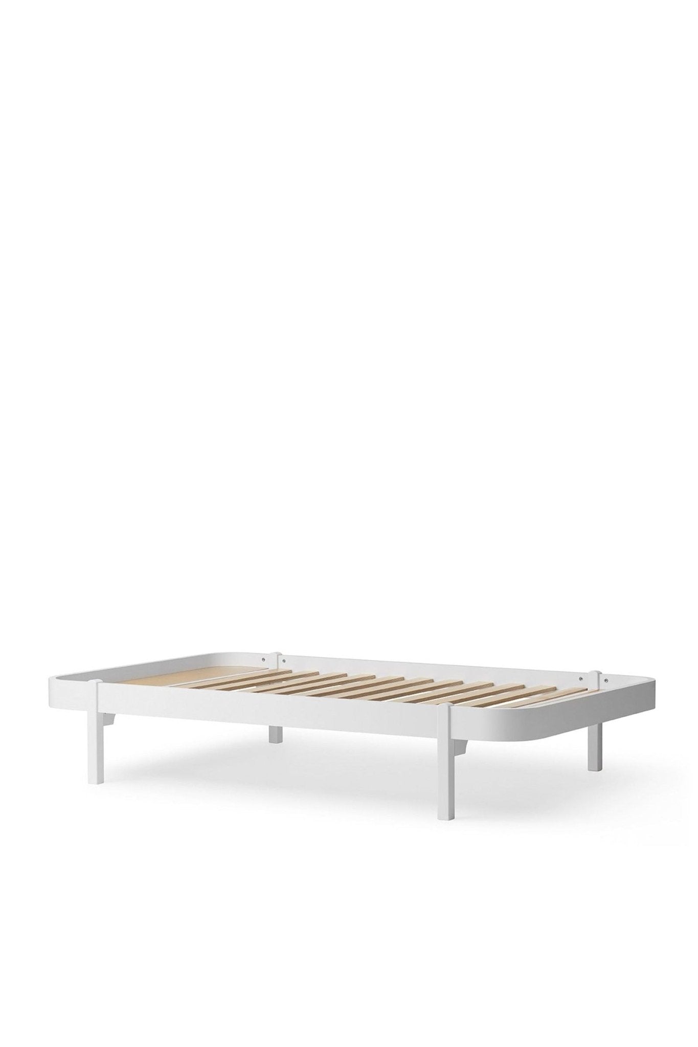 Wood Lounger bed, 120x200 cm, white van Oliver Furniture | Kids Conceptstore Le Fanfare