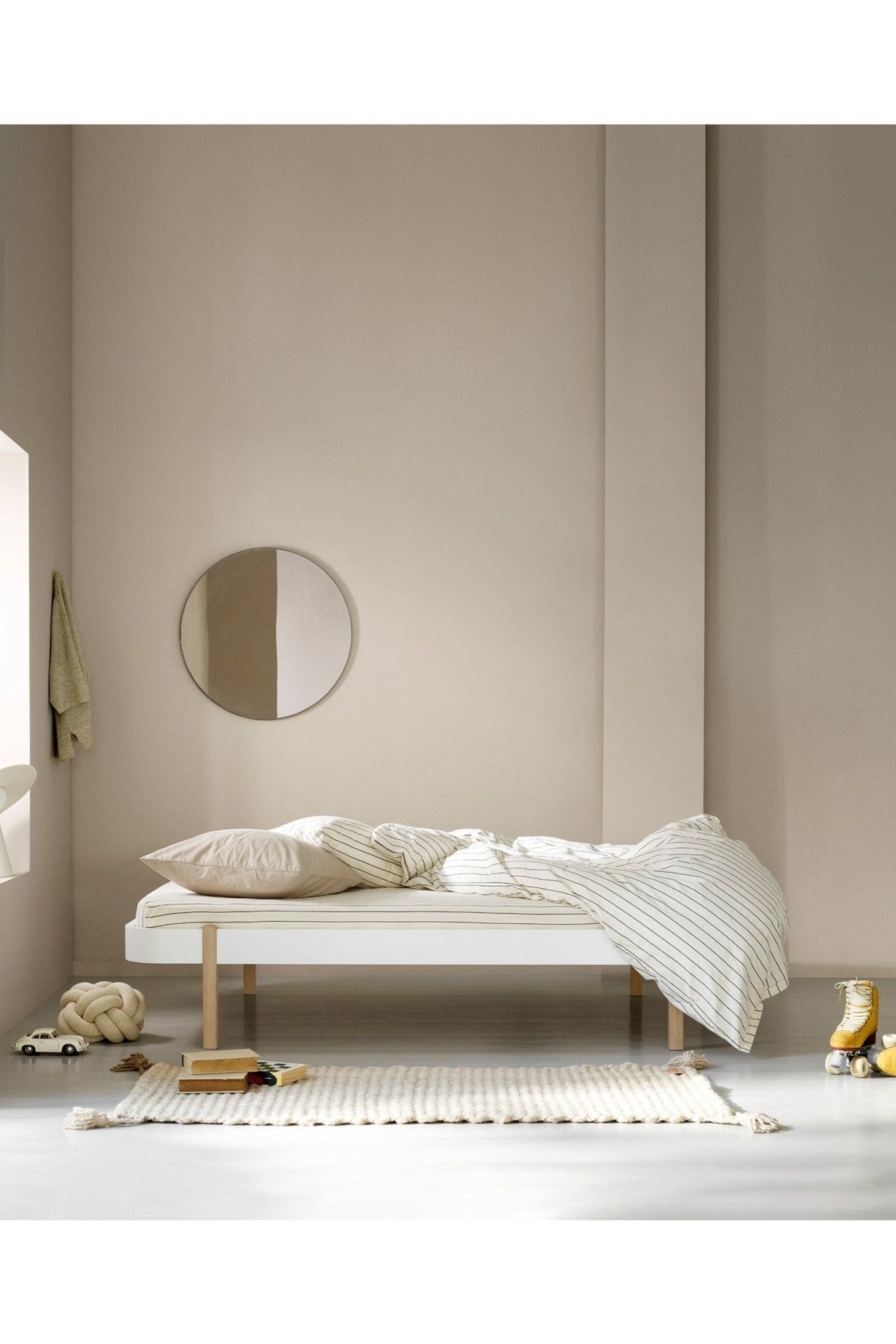 Wood Lounger bed, 120x200 cm, white/oak van Oliver Furniture | Kids Conceptstore Le Fanfare