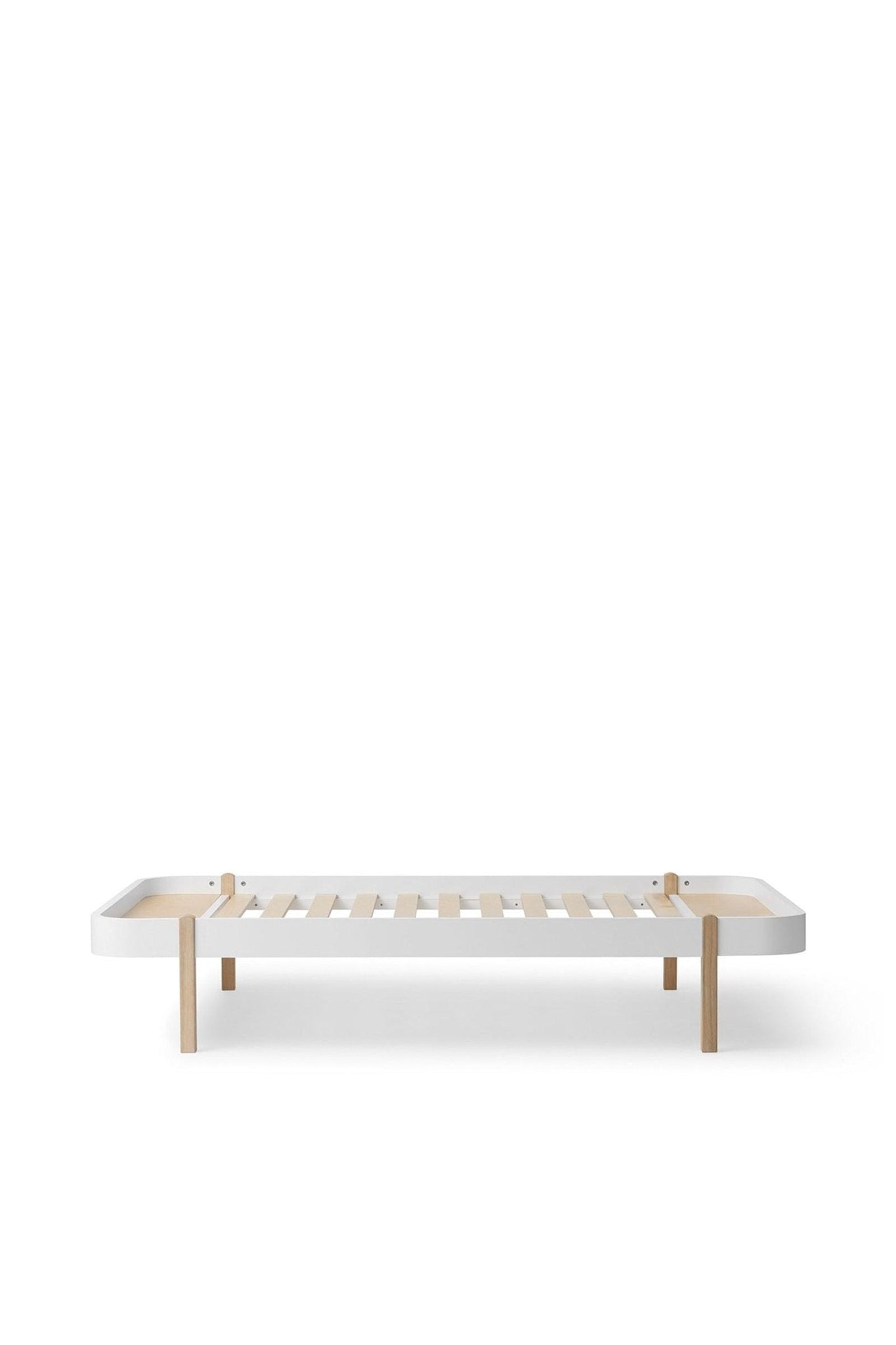 Wood Lounger bed, 120x200 cm, white/oak van Oliver Furniture | Kids Conceptstore Le Fanfare