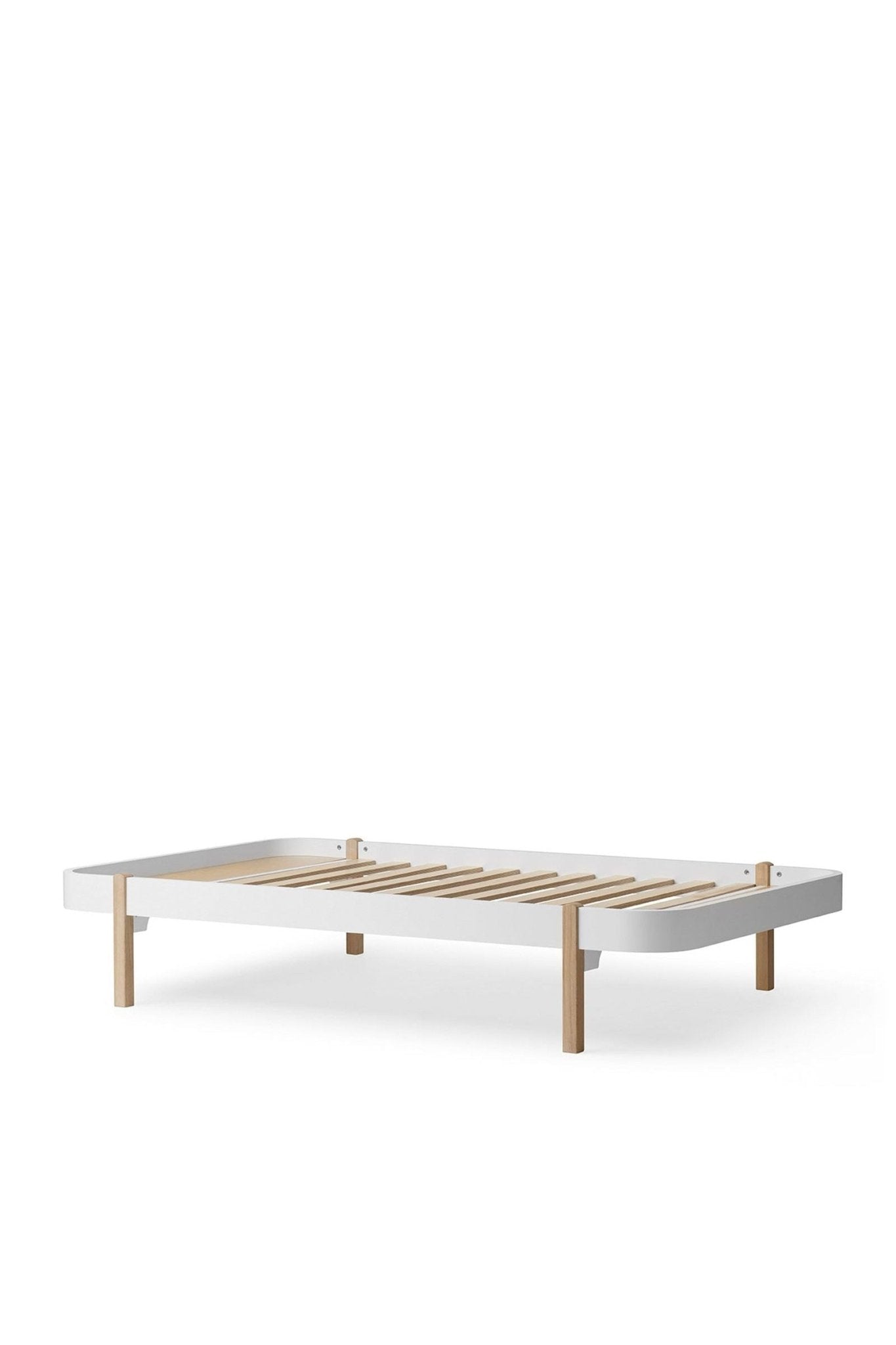 Wood Lounger bed, 120x200 cm, white/oak van Oliver Furniture | Kids Conceptstore Le Fanfare
