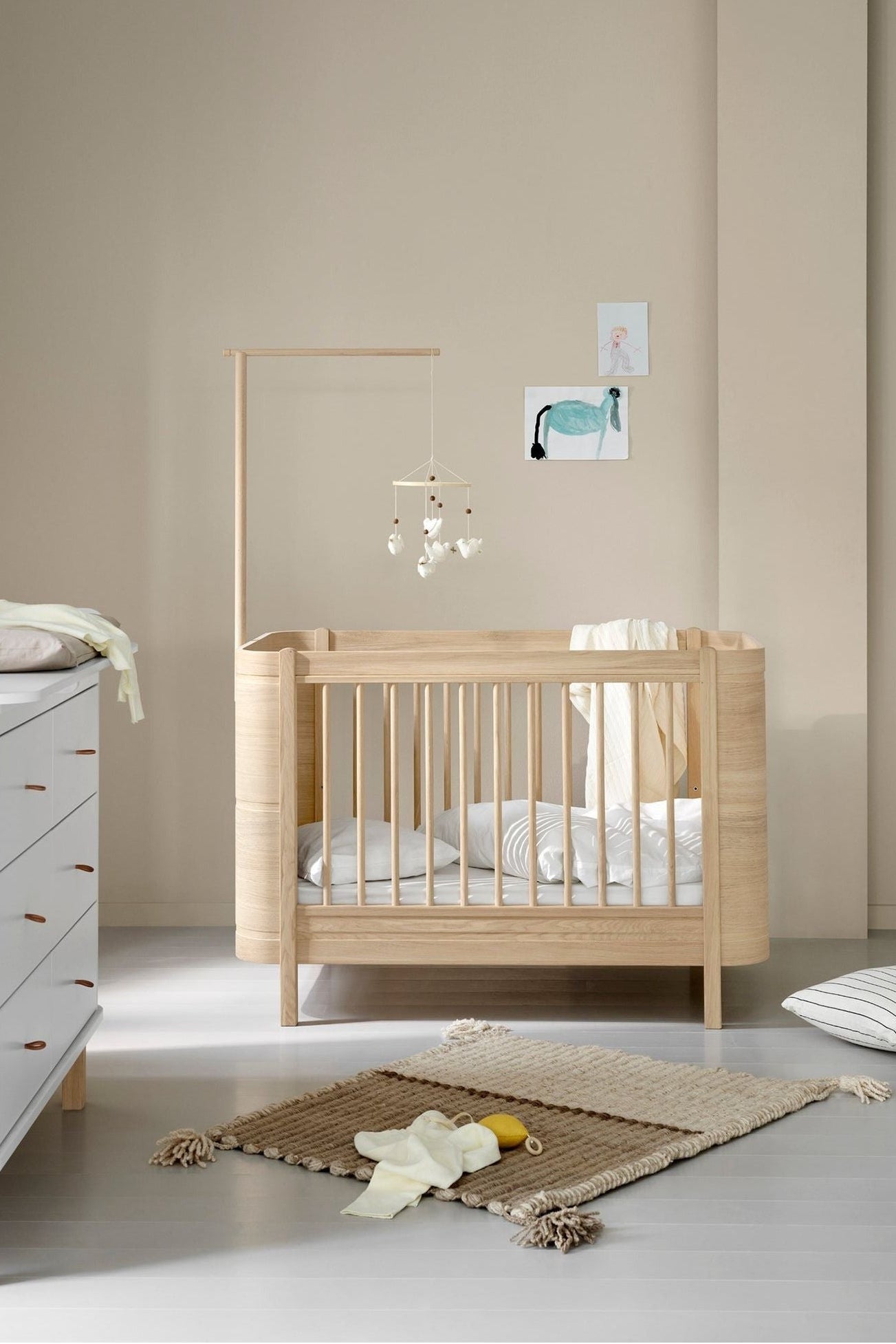 Wood Mini+ cot bed excl. junior kit, 68x122 cm, oak - new van Oliver Furniture | Kids Conceptstore Le Fanfare