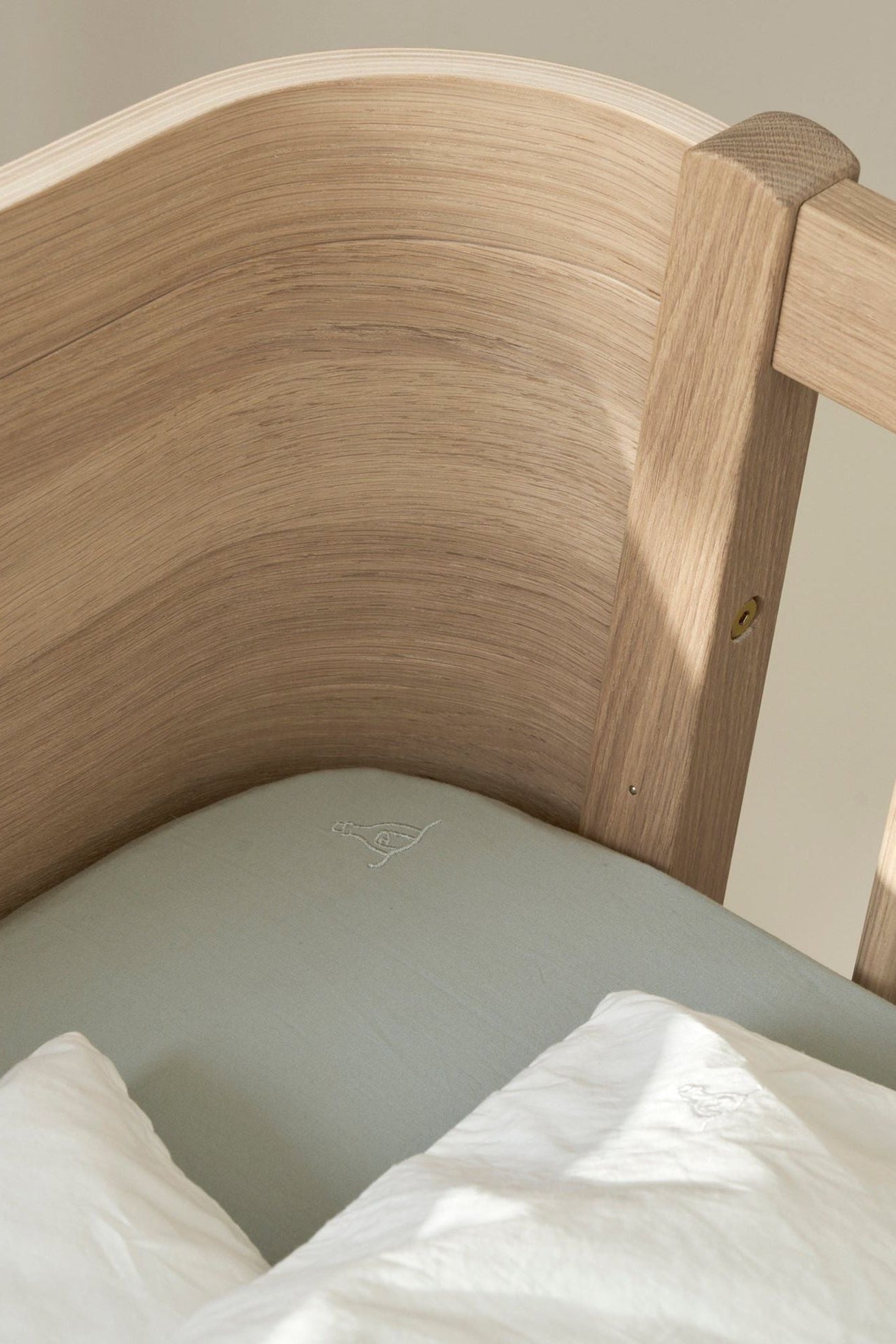 Wood Mini+ cot bed excl. junior kit, 68x122 cm, oak - new van Oliver Furniture | Kids Conceptstore Le Fanfare