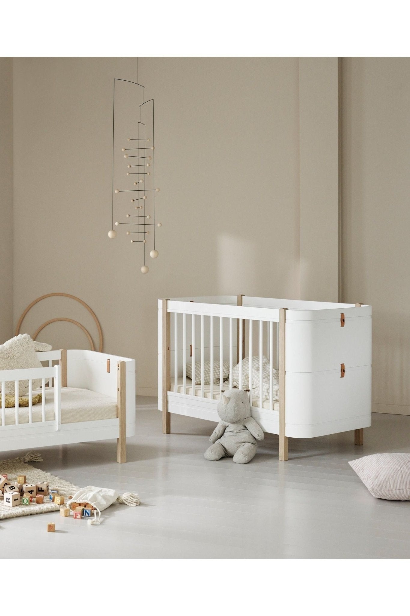 Wood Mini+ cot bed excl. junior kit, 68x122 cm, white/oak van Oliver Furniture | Kids Conceptstore Le Fanfare