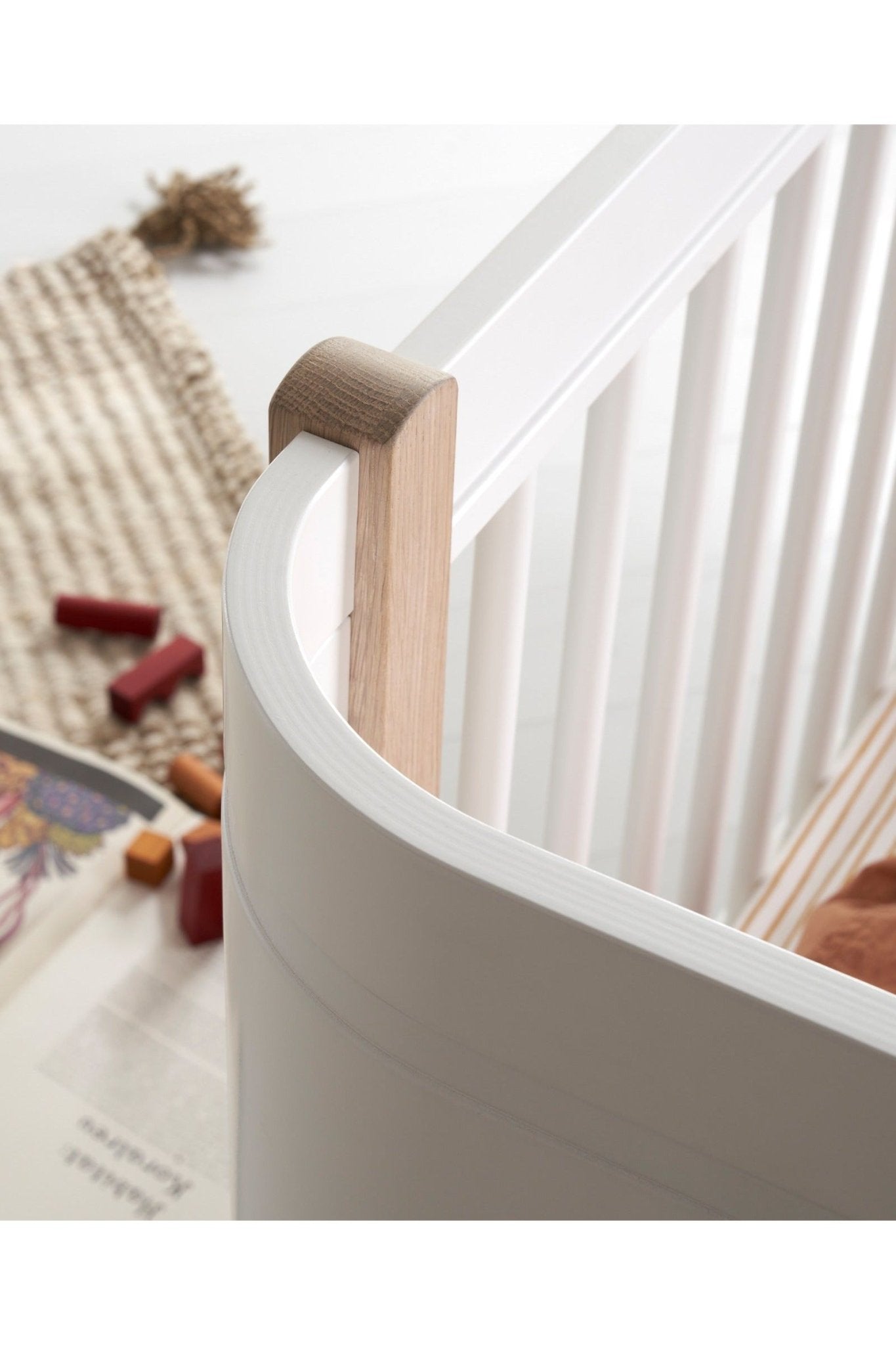 Wood Mini+ cot bed excl. junior kit, 68x122 cm, white/oak van Oliver Furniture | Kids Conceptstore Le Fanfare