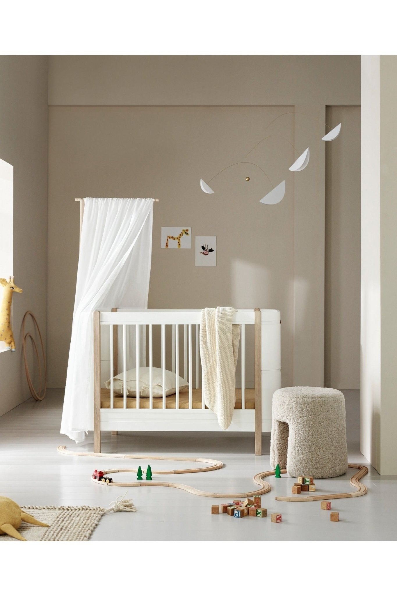 Wood Mini+ cot bed excl. junior kit, 68x122 cm, white/oak van Oliver Furniture | Kids Conceptstore Le Fanfare
