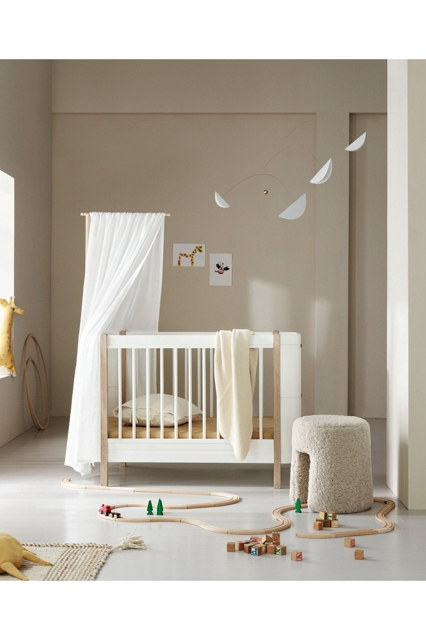 Wood Mini+ cot bed excl. junior kit, 68x122 cm, white/oak van Oliver Furniture | Kids Conceptstore Le Fanfare