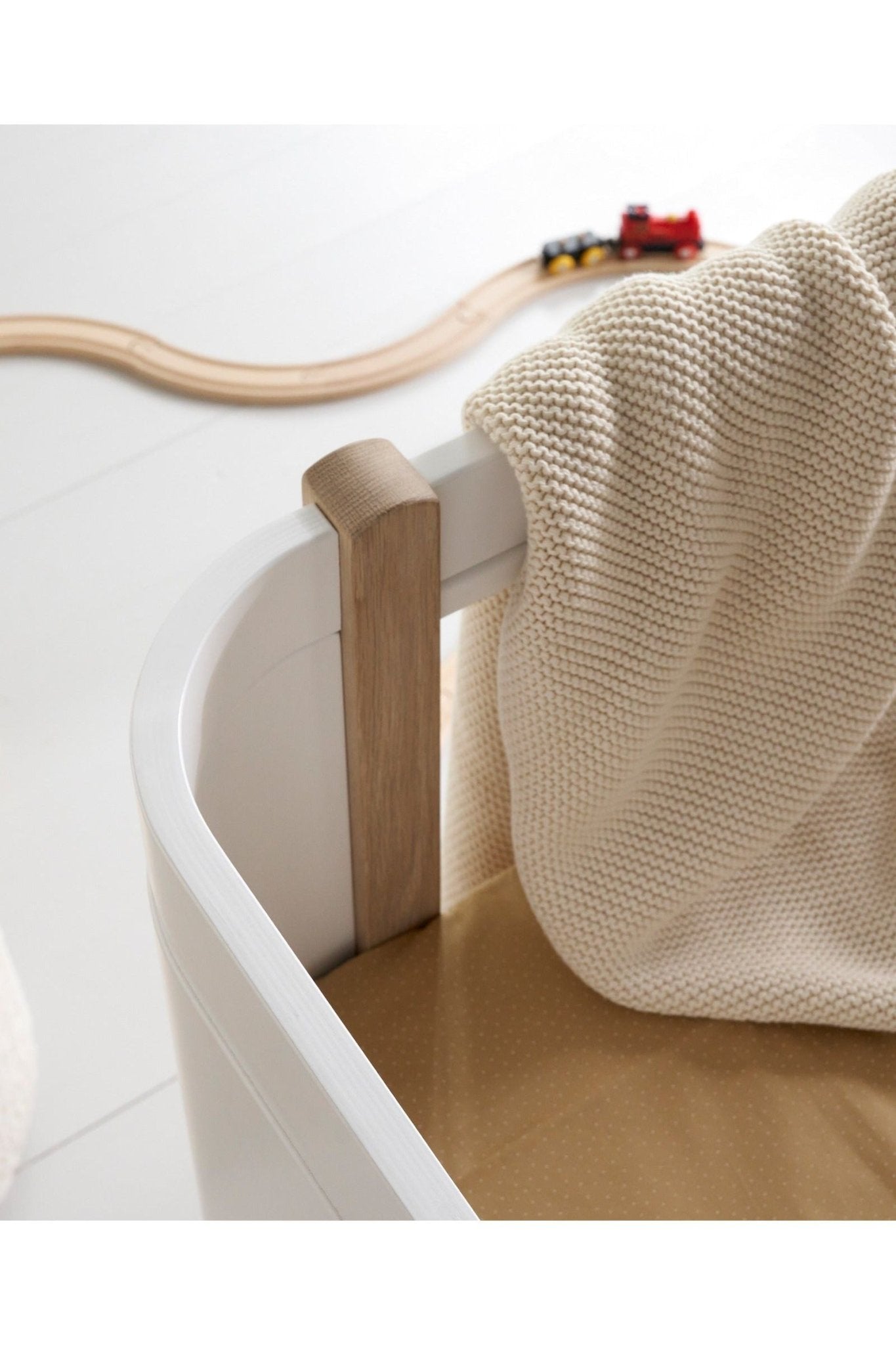 Wood Mini+ cot bed excl. junior kit, 68x122 cm, white/oak van Oliver Furniture | Kids Conceptstore Le Fanfare
