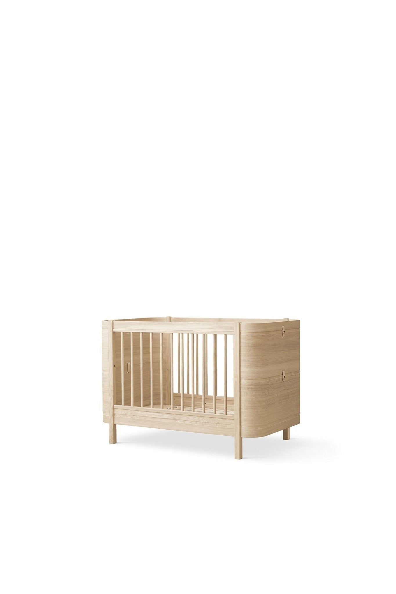 Wood Mini+ cot bed incl. junior kit, 68x122/162 cm, oak - new van Oliver Furniture | Kids Conceptstore Le Fanfare