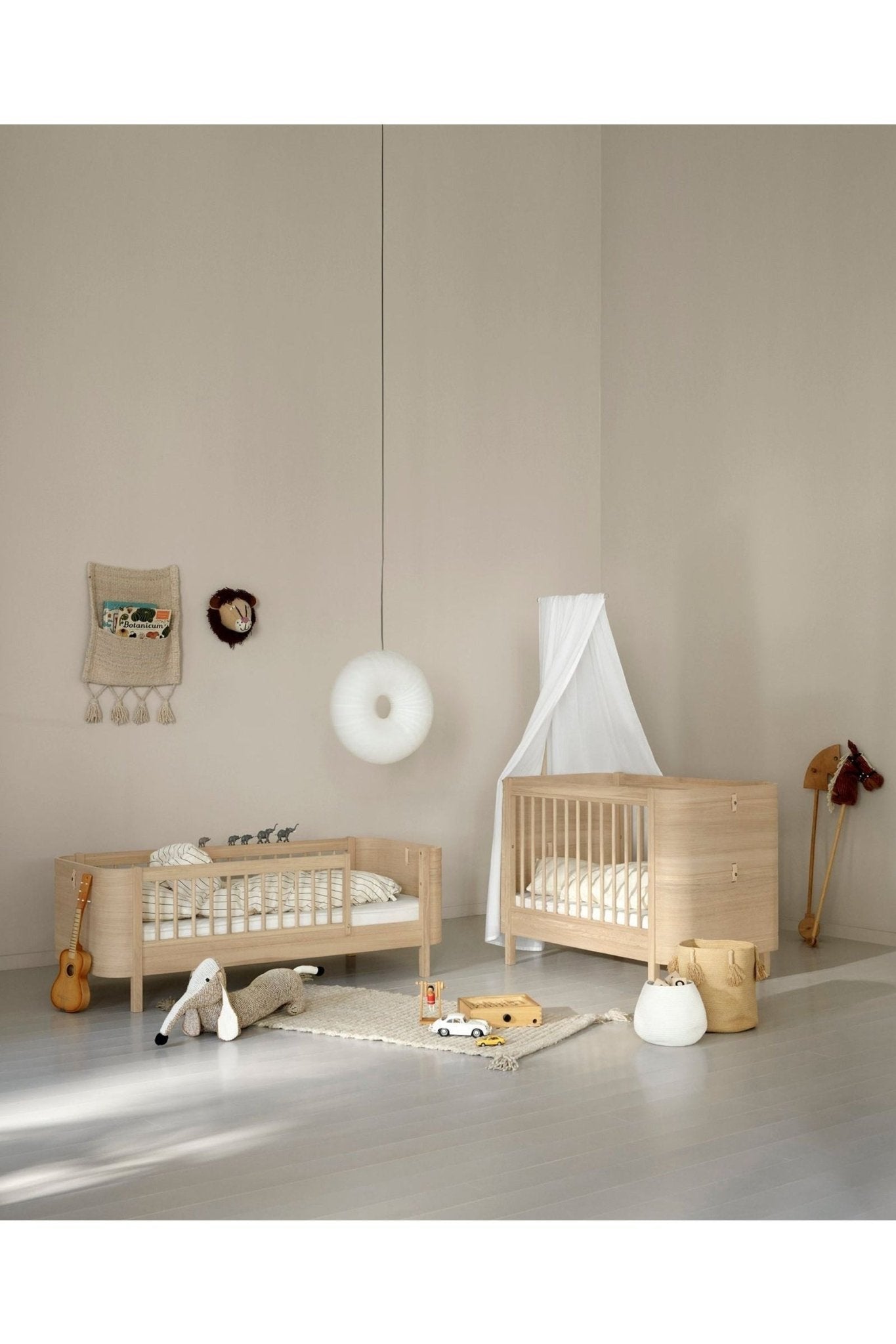 Wood Mini+ cot bed incl. junior kit, 68x122/162 cm, oak - new van Oliver Furniture | Kids Conceptstore Le Fanfare