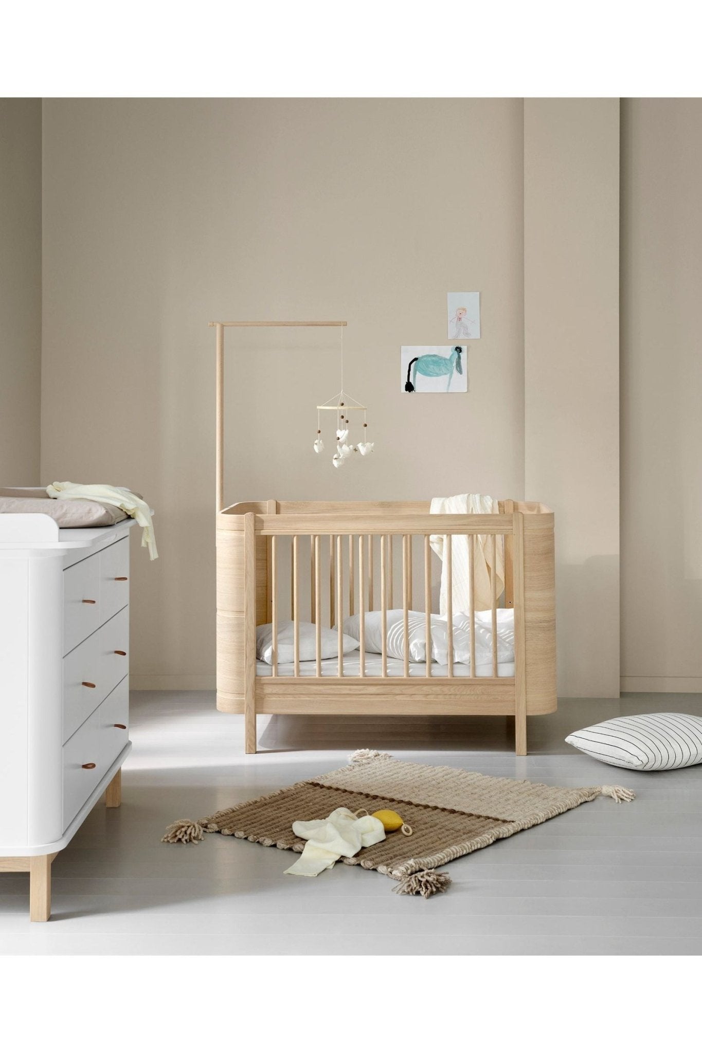 Wood Mini+ cot bed incl. junior kit, 68x122/162 cm, oak - new van Oliver Furniture | Kids Conceptstore Le Fanfare