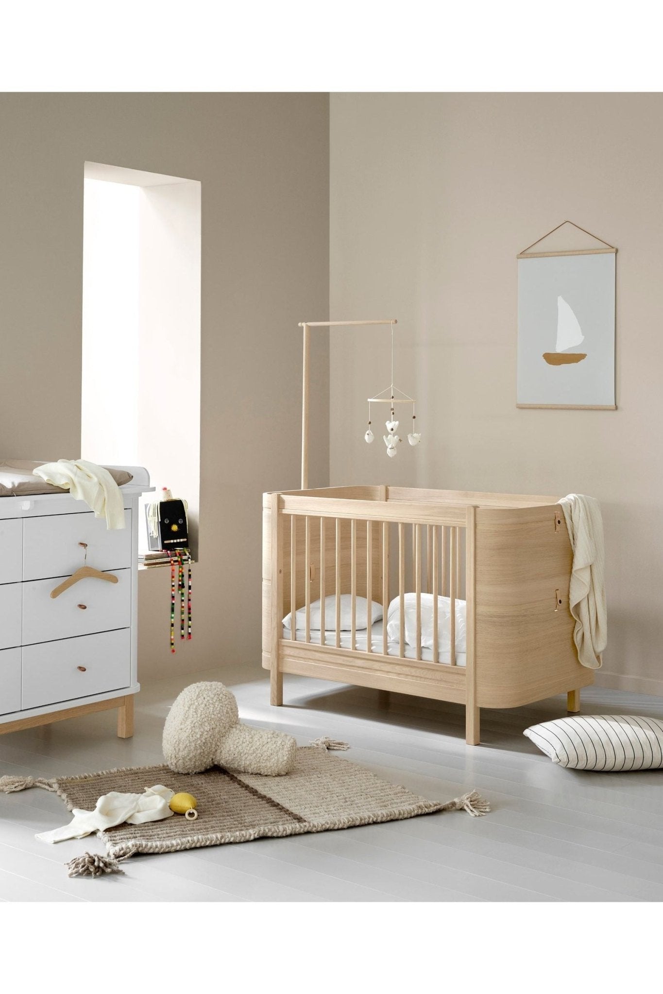 Wood Mini+ cot bed incl. junior kit, 68x122/162 cm, oak - new van Oliver Furniture | Kids Conceptstore Le Fanfare