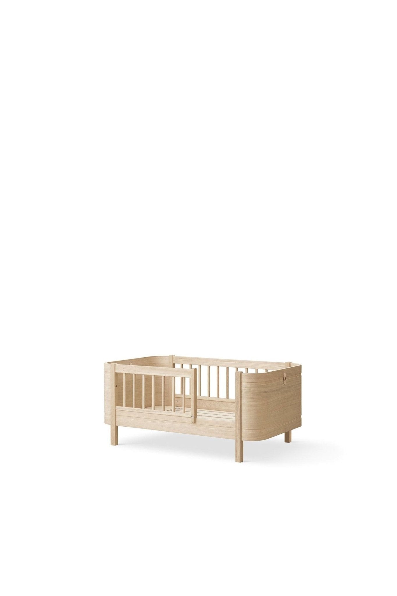 Wood Mini+ cot bed incl. junior kit, 68x122/162 cm, oak - new van Oliver Furniture | Kids Conceptstore Le Fanfare