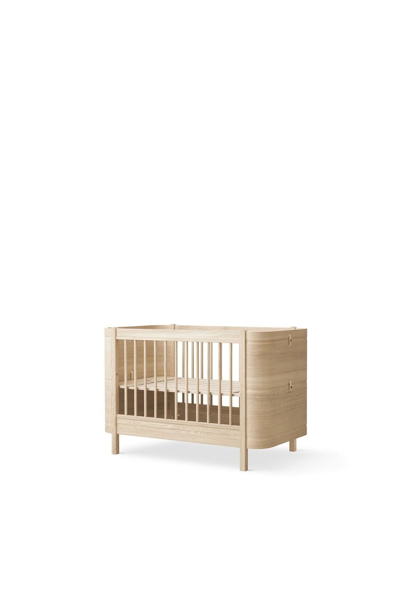 Wood Mini+ cot bed incl. junior kit, 68x122/162 cm, oak - new van Oliver Furniture | Kids Conceptstore Le Fanfare