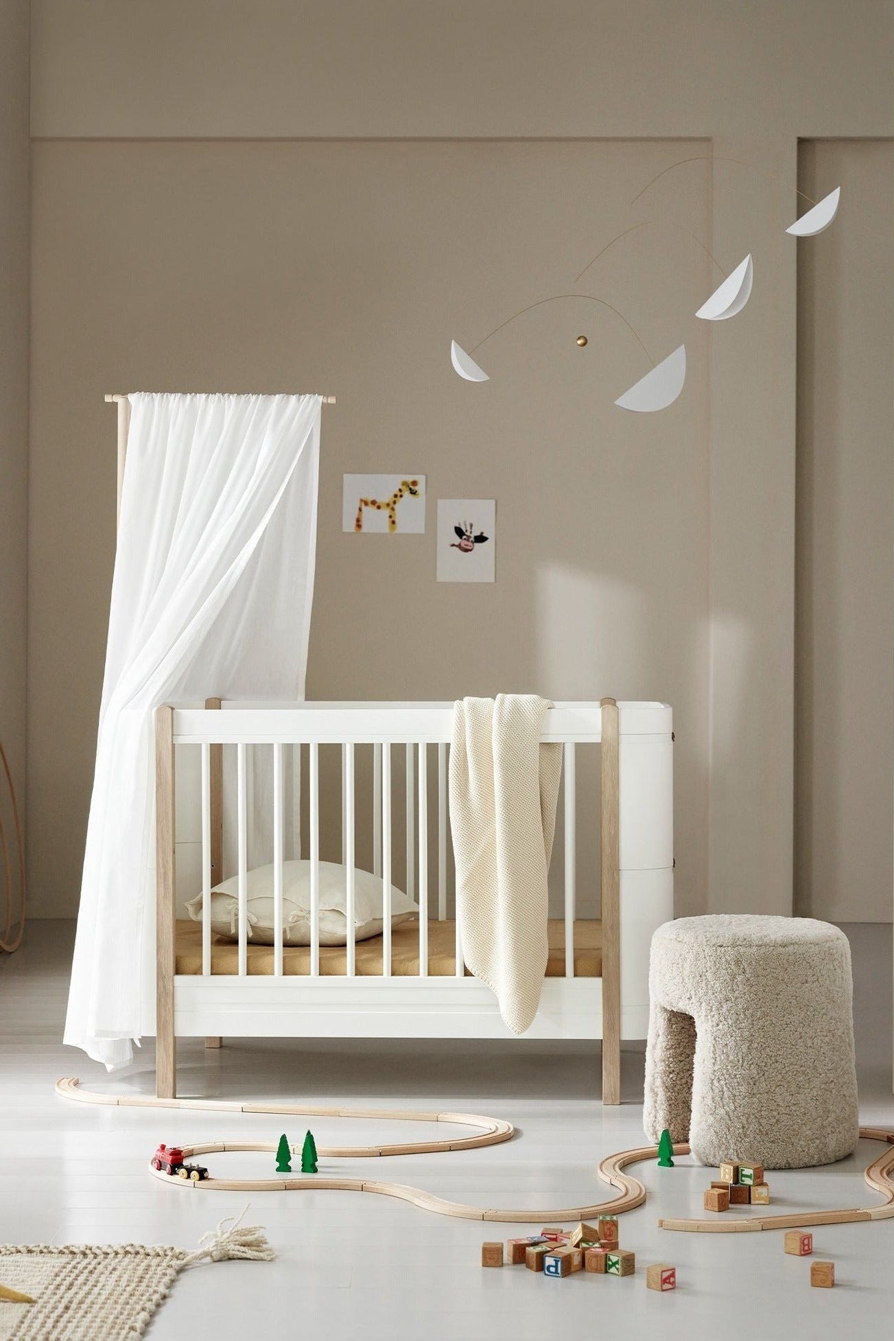 Wood Mini+ cot bed incl. junior kit, 68x122/162 cm, white/oak van Oliver Furniture | Kids Conceptstore Le Fanfare