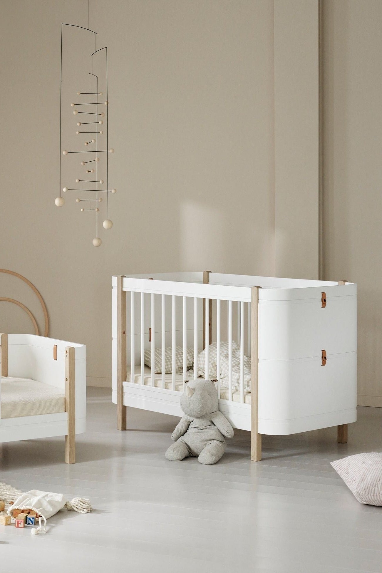 Wood Mini+ cot bed incl. junior kit, 68x122/162 cm, white/oak van Oliver Furniture | Kids Conceptstore Le Fanfare